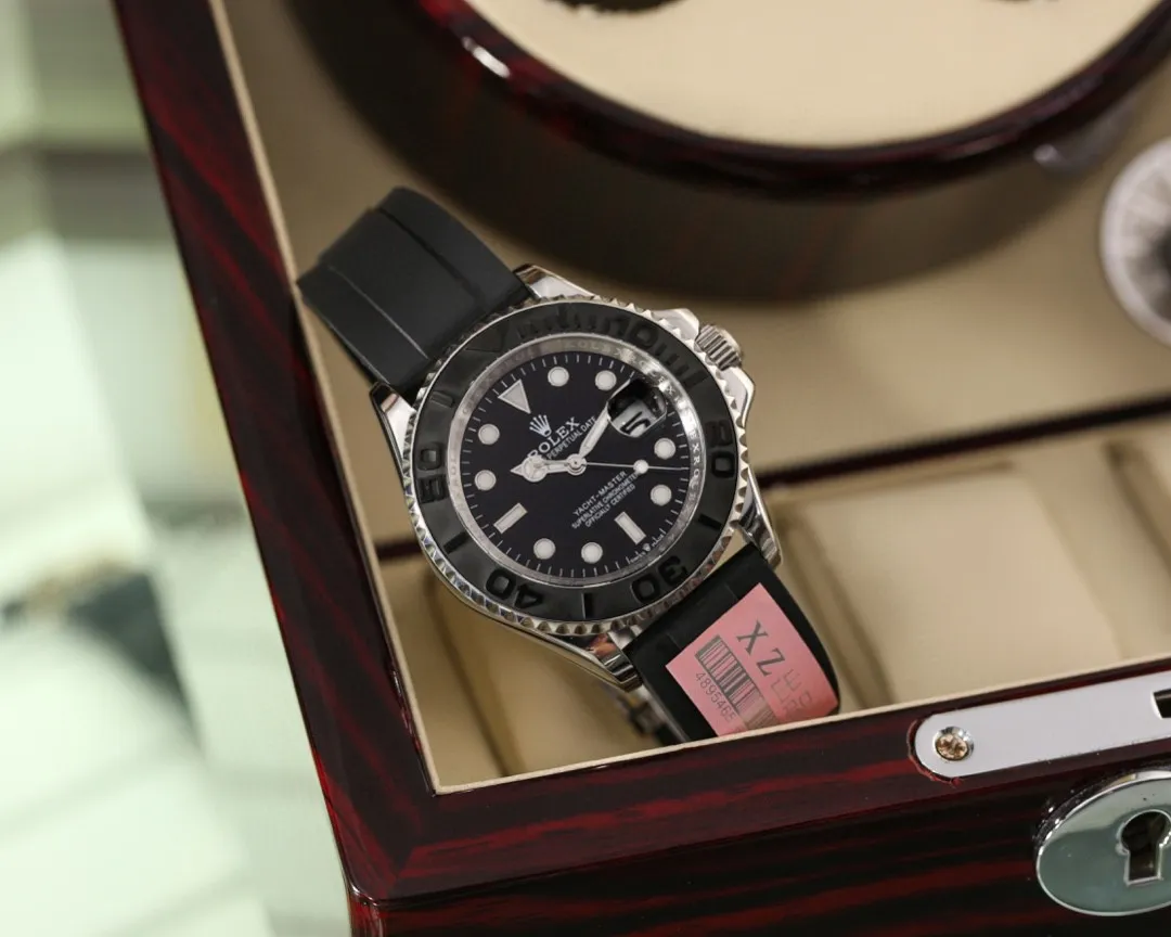 [High-end replica] 💰970 Rolex yacht series watch, top-grade 316L stainless steel case, 316 stainless steel strap, top-grade mineral crystal glass size: diameter 40mm, thickness 12mm, equipped with imported Citizen 8215 automatic mechanical movement, which dilutes some male masculinity and adds fashionable, noble, unhurried and calm charm. In particular, this watch is the first time that the Yacht-Master series is paired with a black dial. Like white, it is a very good base color. It can not only clearly highlight other colors, but also give the watch stability. The dial is inlaid with three-dimensional square blocks as time scales. The rose gold hands are faceted and coated with luminous material, which is warm and three-dimensional. Not to mention, it is very clear and easy to read. This watch has a diameter of 40 mm, a rotating outer ring, a black matte ceramic bezel, and brightly polished three-dimensional numerals. It not only fits comfortably on the wrist, but is also very stable when worn. Automatic mechanical anti-scratch mirror ceramic ring💥