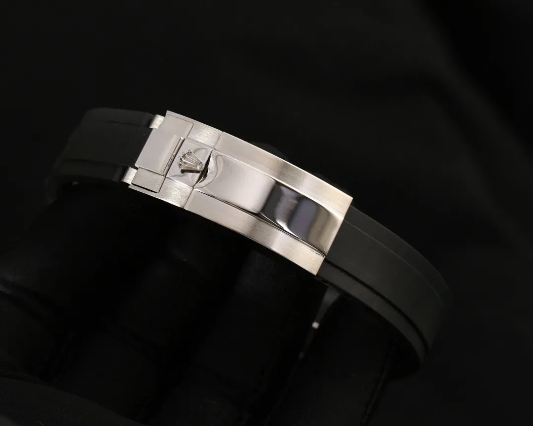[High-end replica] 💰970 Rolex yacht series watch, top-grade 316L stainless steel case, 316 stainless steel strap, top-grade mineral crystal glass size: diameter 40mm, thickness 12mm, equipped with imported Citizen 8215 automatic mechanical movement, which dilutes some male masculinity and adds fashionable, noble, unhurried and calm charm. In particular, this watch is the first time that the Yacht-Master series is paired with a black dial. Like white, it is a very good base color. It can not only clearly highlight other colors, but also give the watch stability. The dial is inlaid with three-dimensional square blocks as time scales. The rose gold hands are faceted and coated with luminous material, which is warm and three-dimensional. Not to mention, it is very clear and easy to read. This watch has a diameter of 40 mm, a rotating outer ring, a black matte ceramic bezel, and brightly polished three-dimensional numerals. It not only fits comfortably on the wrist, but is also very stable when worn. Automatic mechanical anti-scratch mirror ceramic ring💥