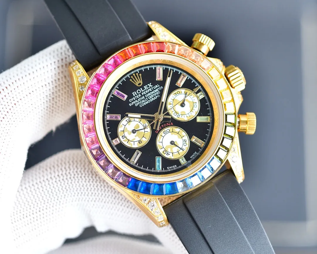 【High-end replica】💰1520! The Rolex-Rainbow Daytona inlay is optimized according to the 36 gemstones with the most coordinated color gradient transition from the original factory. The height and angle are consistent, and the refraction effect is beautiful. Each chronograph counter literally refracts due to different light, and the color is bright and bright. It is equipped with a fully automatic mechanical movement, a 316 stainless steel solid three-bead easy-adjustable strap, a mineral super mirror, 40mm✖️13 polished and exquisitely polished!