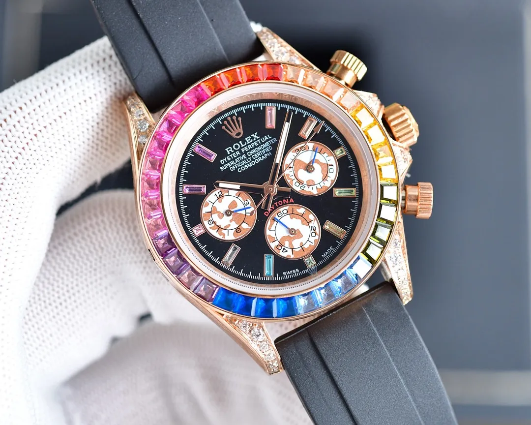 【High-end replica】💰1520! The Rolex-Rainbow Daytona inlay is optimized according to the 36 gemstones with the most coordinated color gradient transition from the original factory. The height and angle are consistent, and the refraction effect is beautiful. Each chronograph counter literally refracts due to different light, and the color is bright and bright. It is equipped with a fully automatic mechanical movement, a 316 stainless steel solid three-bead easy-adjustable strap, a mineral super mirror, 40mm✖️13 polished and exquisitely polished!