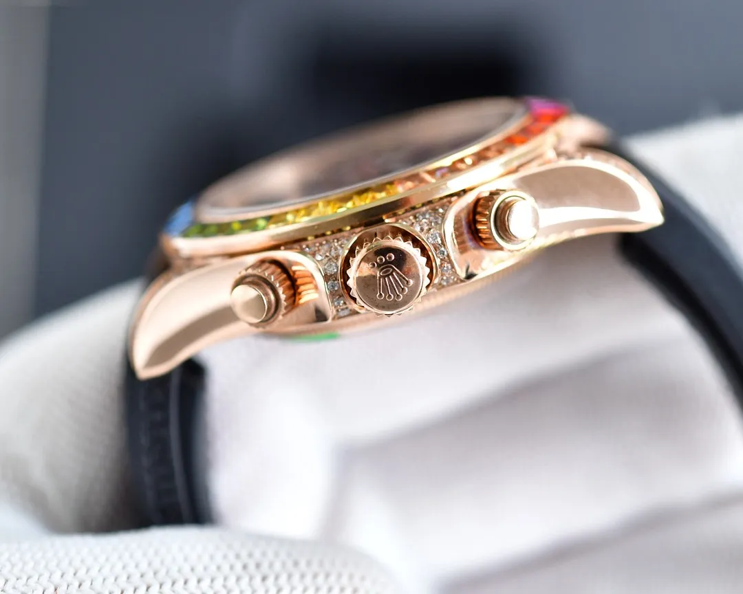 【High-end replica】💰1520! The Rolex-Rainbow Daytona inlay is optimized according to the 36 gemstones with the most coordinated color gradient transition from the original factory. The height and angle are consistent, and the refraction effect is beautiful. Each chronograph counter literally refracts due to different light, and the color is bright and bright. It is equipped with a fully automatic mechanical movement, a 316 stainless steel solid three-bead easy-adjustable strap, a mineral super mirror, 40mm✖️13 polished and exquisitely polished!