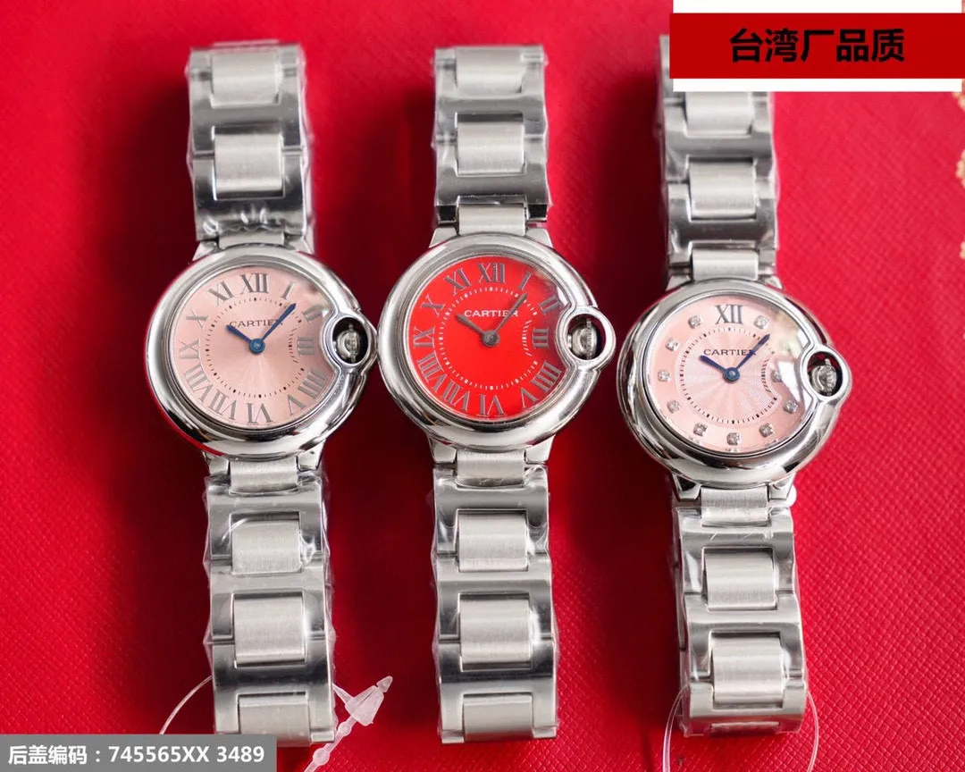 Taiwan factory blue balloon V12 version, 28-42 size combination picture, look for the bottom cover code 745565xx3489), this series of watches is famous for its delicate style and elegant style in the Cartier watchmaking industry. Of course, this watch must have such characteristics. The color of the stainless steel case makes the watch as light as a balloon, and the blue crown seems to have disobediently deviated from the original planned trajectory, like a playful couple. The Roman numerals on the dial look retro and deep, decorated with guilloche patterns and sword-shaped hands. The entire watch gives people a delicate and considerate feel. Isn’t this what couples need? Built-in: Japan's Citizen fully automatic machine, also with Swiss quartz, water drop (fish eye bubble) sapphire glass mirror, highly waterproof, burnt steel blue pointer color, curvature shape of the crown