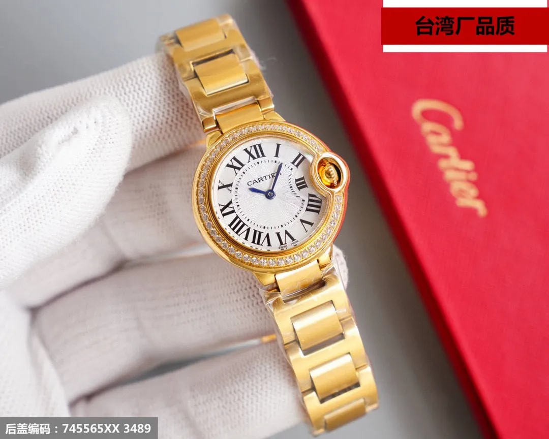 Taiwan factory blue balloon V12 version, 28-42 size combination picture, look for the bottom cover code 745565xx3489), this series of watches is famous for its delicate style and elegant style in the Cartier watchmaking industry. Of course, this watch must have such characteristics. The color of the stainless steel case makes the watch as light as a balloon, and the blue crown seems to have disobediently deviated from the original planned trajectory, like a playful couple. The Roman numerals on the dial look retro and deep, decorated with guilloche patterns and sword-shaped hands. The entire watch gives people a delicate and considerate feel. Isn’t this what couples need? Built-in: Japan's Citizen fully automatic machine, also with Swiss quartz, water drop (fish eye bubble) sapphire glass mirror, highly waterproof, burnt steel blue pointer color, curvature shape of the crown