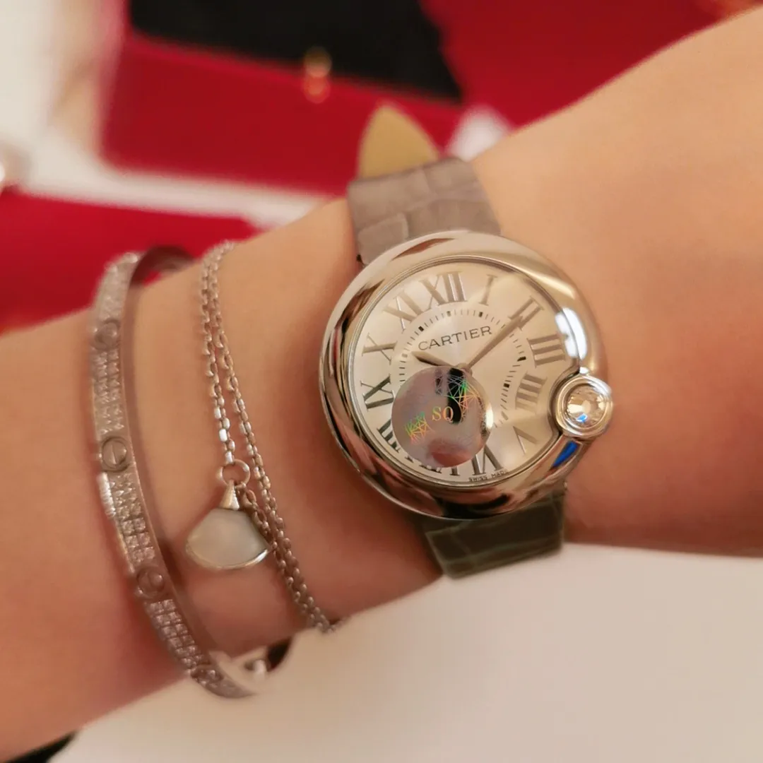 【Foreign trade import】💰1120! Upgraded version, quality upgrade without price increase. The whitest balloon and gray and black strap are closer to the original product! Cartier Ballon Blanc de Cartier series! Size 30mm! Counter genuine synchronized version! I fell in love with the white balloon at first sight! "Haze Gray" is super white! The biggest difference between the white balloon and the blue balloon is that there is a rhombus diamond in the fourth position! The low-key leather strap complements the luster of the electroplated 18k rose gold dial! The latest styles from the counter will not be as popular as blue balloons! (1)Swiss Ronda quartz movement➕(2)With fisheye sapphire mirror glass, the crown at 4 o'clock is set with a 0.14 carat diamond! The color perfectly restores the real diamond! Rhombus-shaped diamonds are different from ordinary zircons on the market! (3) Silver Roman font, not blue! The grilled blue needle hands have also been changed to rose gold! (4) We also spend a lot of money on the watch strap to achieve genuine 1:1 quality and match it with Italian cowhide.