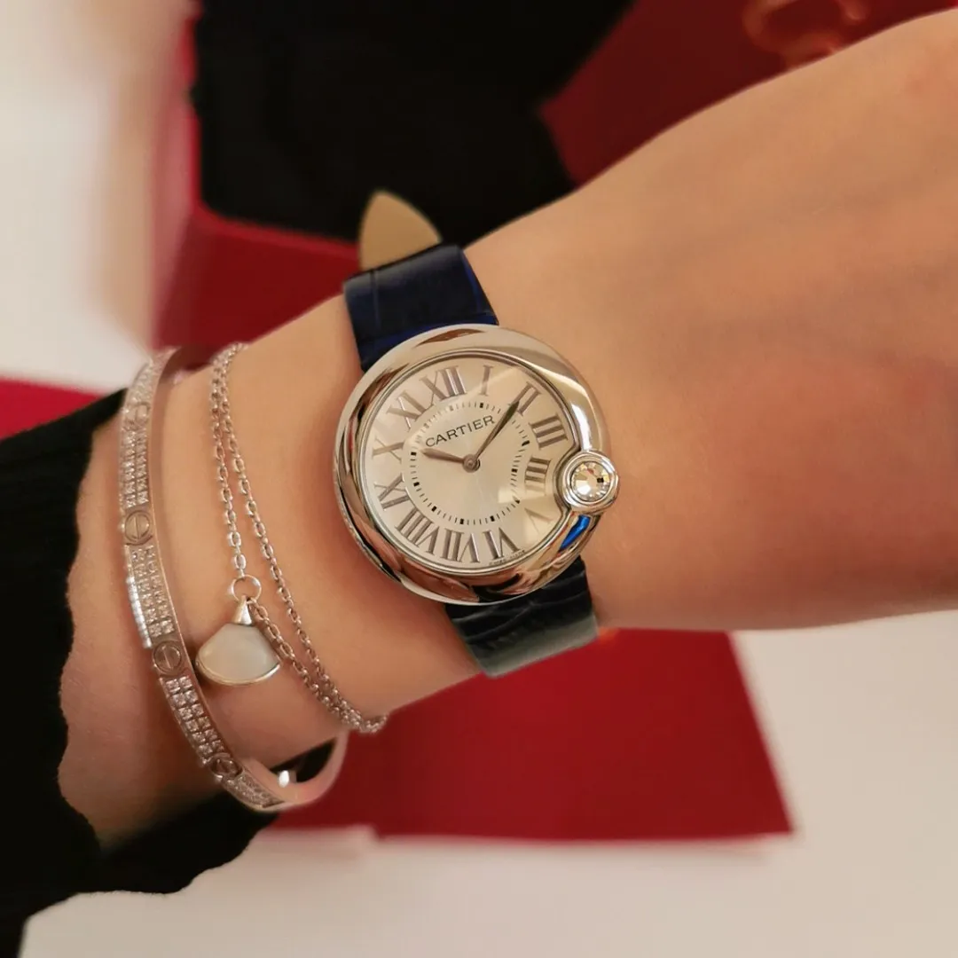 【Foreign trade import】💰1120! Upgraded version, quality upgrade without price increase. The whitest balloon and gray and black strap are closer to the original product! Cartier Ballon Blanc de Cartier series! Size 30mm! Counter genuine synchronized version! I fell in love with the white balloon at first sight! "Haze Gray" is super white! The biggest difference between the white balloon and the blue balloon is that there is a rhombus diamond in the fourth position! The low-key leather strap complements the luster of the electroplated 18k rose gold dial! The latest styles from the counter will not be as popular as blue balloons! (1)Swiss Ronda quartz movement➕(2)With fisheye sapphire mirror glass, the crown at 4 o'clock is set with a 0.14 carat diamond! The color perfectly restores the real diamond! Rhombus-shaped diamonds are different from ordinary zircons on the market! (3) Silver Roman font, not blue! The grilled blue needle hands have also been changed to rose gold! (4) We also spend a lot of money on the watch strap to achieve genuine 1:1 quality and match it with Italian cowhide.