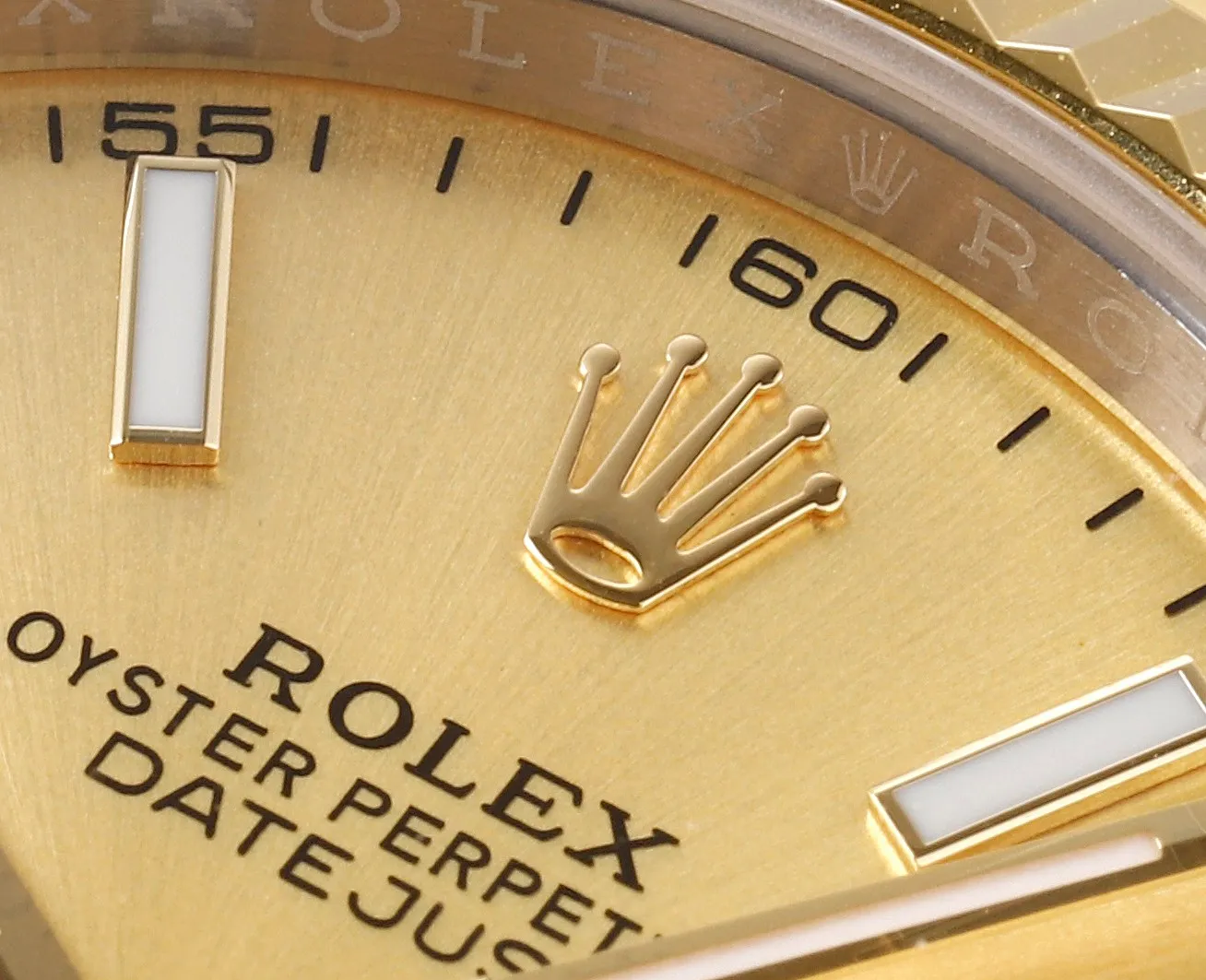 【High-end replica】💰1240! 【Customized all-in-one machine】💰1900! [Top replica] Private chat! ! ! The Rolex Datejust 41mm series creates a classic watch model. 1: The movement adopts Swiss 3235 movement. 2: In terms of material, the overall material is made of 904 steel. The curvature of the side of the case is polished in place, and the thickness of the side is consistent with the original. 3: Classic dog tooth collar. The platinum (electroplated) ring presents a radiant light effect that is extremely close to the original version, and the triangular pit pattern is clean and neat. 4: The watch mirror is made of real sapphire mirror, which increases the transparency of the watch. At the same time, it has been treated with anti-glare technology, making it very convenient to read watch data and has high hardness. 5: The only synchronous original thickness in the market is 11.5mm. This picture was taken in top reproduction quality!