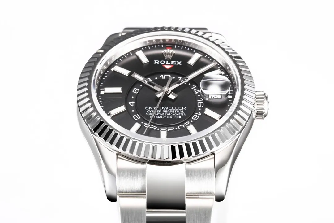 🌐Upgraded version of Rolex Sky-Dweller Skywalker! Wonderful details: [Case] ​​size is 42 mm, stable, reliable, graceful and generous! The bezel adopts the Rolex Ring Command triangular groove pattern, and the month function can be adjusted by rotating the outer ring! Scratch-resistant sapphire crystal, anti-reflective convex magnifying calendar window [Watch strap] Oyster steel! Three rows of links, Oyster discount with 5mm easy-adjustable link extension system [Dial] Radiant sun texture, scale 12 small window red dot month display [Movement] Equipped with fully automatic mechanical 9001 movement! [Function] Date display/month display/annual calendar display/dual time zone!