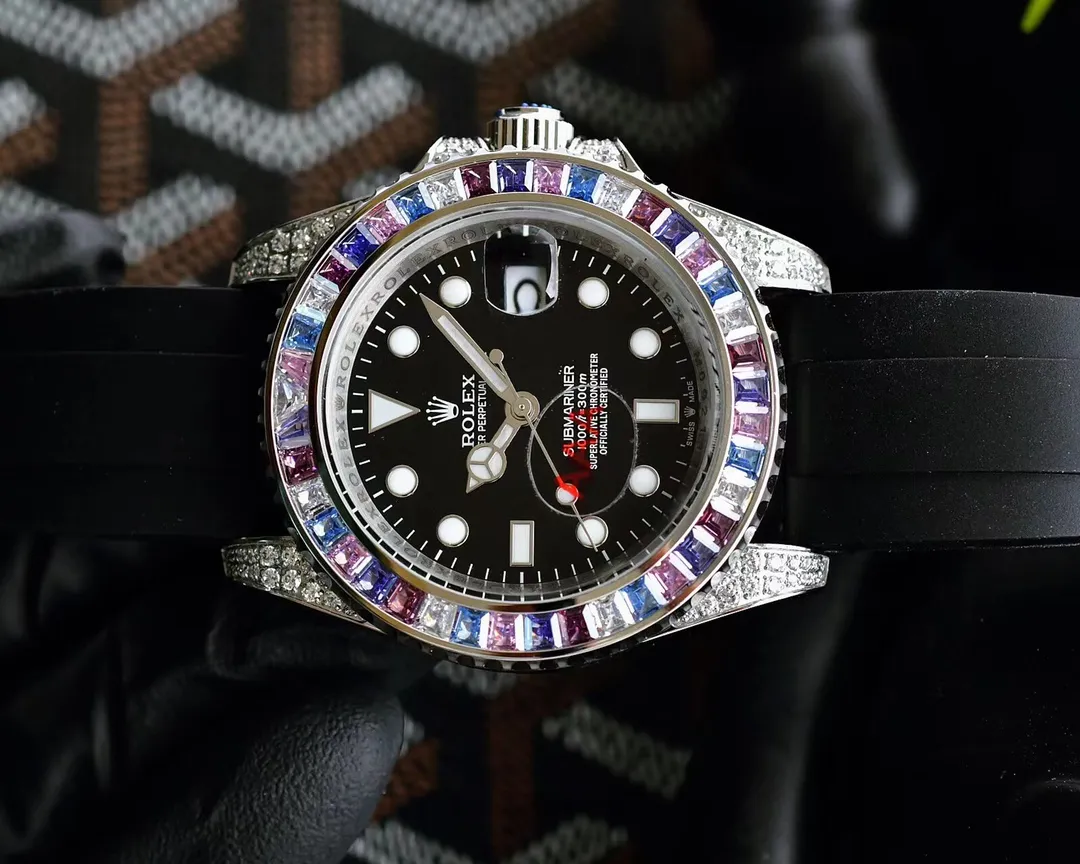 【Customized all-in-one machine】💰1920! Rolex's top toy addict, if you don't like fake street watches, he will definitely be your best friend. Rolex's most classic Submariner Submariner was used as the prototype. After a second modification of the ring, it was then inlaid with top-quality natural stones. It is very shiny and extremely difficult. It is currently the most sparkling craftsmanship of the same material. The movement adopts a fully automatic mechanical movement, with super luminous characters. The tape is specially customized with a mold to make elbows, which completely fits the case. The 2cm flexible adjustment buckle inside the buckle makes it easy to adjust the size. Profession creates the future, once and for all. Size 40mm!