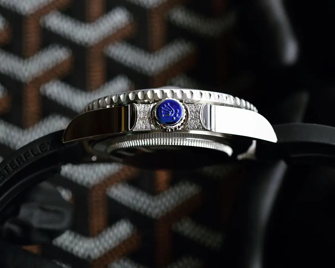 【Customized all-in-one machine】💰1920! Rolex's top toy addict, if you don't like fake street watches, he will definitely be your best friend. Rolex's most classic Submariner Submariner was used as the prototype. After a second modification of the ring, it was then inlaid with top-quality natural stones. It is very shiny and extremely difficult. It is currently the most sparkling craftsmanship of the same material. The movement adopts a fully automatic mechanical movement, with super luminous characters. The tape is specially customized with a mold to make elbows, which completely fits the case. The 2cm flexible adjustment buckle inside the buckle makes it easy to adjust the size. Profession creates the future, once and for all. Size 40mm!