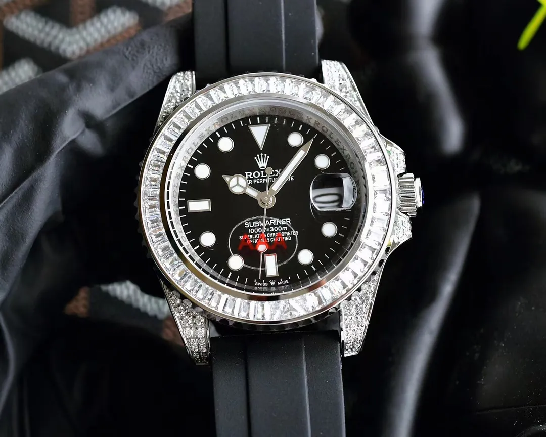【Customized all-in-one machine】💰1920! Rolex's top toy addict, if you don't like fake street watches, he will definitely be your best friend. Rolex's most classic Submariner Submariner was used as the prototype. After a second modification of the ring, it was then inlaid with top-quality natural stones. It is very shiny and extremely difficult. It is currently the most sparkling craftsmanship of the same material. The movement adopts a fully automatic mechanical movement, with super luminous characters. The tape is specially customized with a mold to make elbows, which completely fits the case. The 2cm flexible adjustment buckle inside the buckle makes it easy to adjust the size. Profession creates the future, once and for all. Size 40mm!