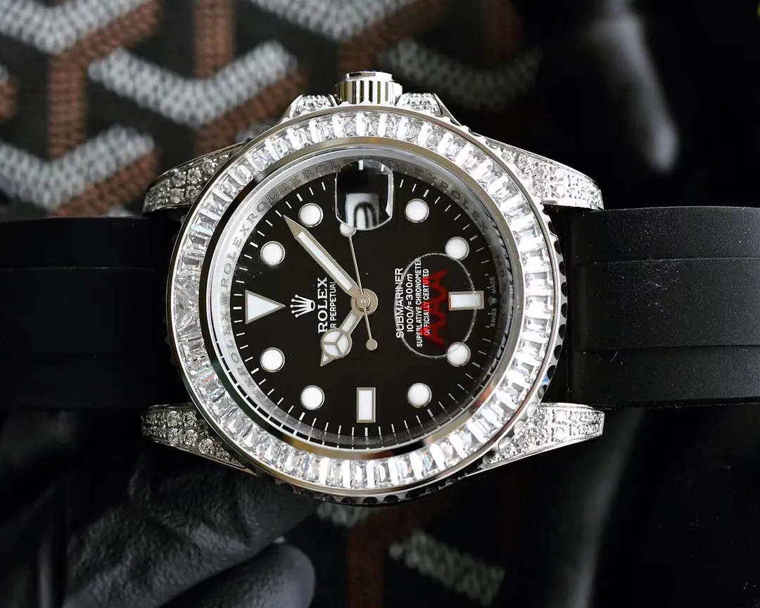 【Customized all-in-one machine】💰1920! Rolex's top toy addict, if you don't like fake street watches, he will definitely be your best friend. Rolex's most classic Submariner Submariner was used as the prototype. After a second modification of the ring, it was then inlaid with top-quality natural stones. It is very shiny and extremely difficult. It is currently the most sparkling craftsmanship of the same material. The movement adopts a fully automatic mechanical movement, with super luminous characters. The tape is specially customized with a mold to make elbows, which completely fits the case. The 2cm flexible adjustment buckle inside the buckle makes it easy to adjust the size. Profession creates the future, once and for all. Size 40mm!