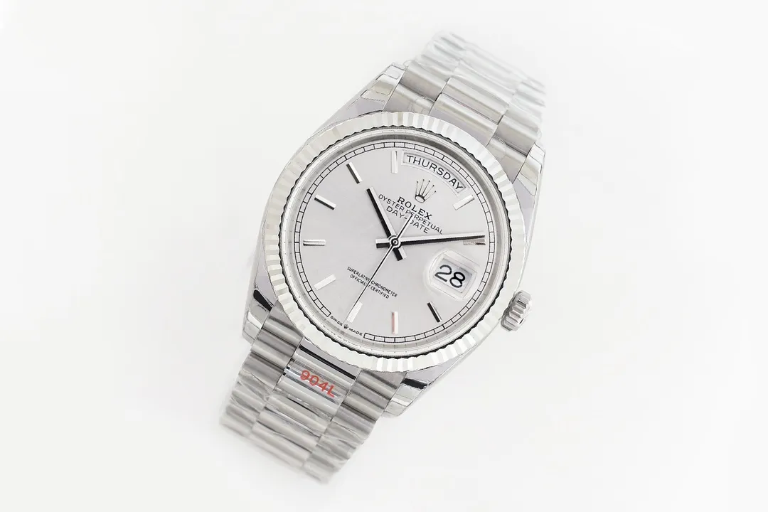 【High-end replica】💰1300! 【Customized all-in-one machine】💰1900! 【Top Replica】💰Private chat! EW Rolex Day-Date 36 Series 1⃣️With 3255 movement, the quality is stable and reliable; 2⃣️The thickness is 12mm consistent with the original: the diameter of the watch is 36mm; [Correction of other versions on the market, the size and thickness of other versions are wrong, fake at first glance] 3⃣️The dial is equipped with 18ct gold, inlaid with diamonds, and square diamonds at 6 and 9 o'clock; 4⃣️ One-piece middle case, screw-in bottom cover and winding crown; 5⃣️Top-grade workmanship, each strap fits perfectly with the lugs, giving the highest comfort to the wrist; Every extreme detail is the sincerity of the EW factory's ingenious development! ! This picture was taken as a top-notch replica!