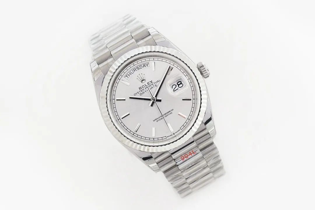 【High-end replica】💰1300! 【Customized all-in-one machine】💰1900! 【Top Replica】💰Private chat! EW Rolex Day-Date 36 Series 1⃣️With 3255 movement, the quality is stable and reliable; 2⃣️The thickness is 12mm consistent with the original: the diameter of the watch is 36mm; [Correction of other versions on the market, the size and thickness of other versions are wrong, fake at first glance] 3⃣️The dial is equipped with 18ct gold, inlaid with diamonds, and square diamonds at 6 and 9 o'clock; 4⃣️ One-piece middle case, screw-in bottom cover and winding crown; 5⃣️Top-grade workmanship, each strap fits perfectly with the lugs, giving the highest comfort to the wrist; Every extreme detail is the sincerity of the EW factory's ingenious development! ! This picture was taken as a top-notch replica!