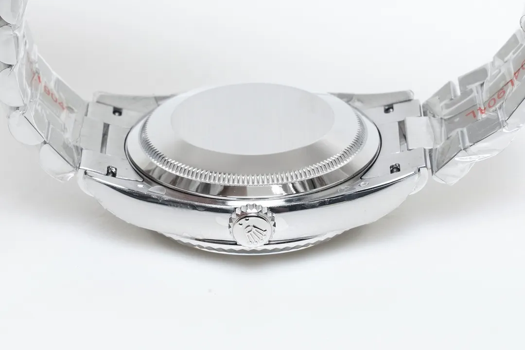 【High-end replica】💰1300! 【Customized all-in-one machine】💰1900! 【Top Replica】💰Private chat! EW Rolex Day-Date 36 Series 1⃣️With 3255 movement, the quality is stable and reliable; 2⃣️The thickness is 12mm consistent with the original: the diameter of the watch is 36mm; [Correction of other versions on the market, the size and thickness of other versions are wrong, fake at first glance] 3⃣️The dial is equipped with 18ct gold, inlaid with diamonds, and square diamonds at 6 and 9 o'clock; 4⃣️ One-piece middle case, screw-in bottom cover and winding crown; 5⃣️Top-grade workmanship, each strap fits perfectly with the lugs, giving the highest comfort to the wrist; Every extreme detail is the sincerity of the EW factory's ingenious development! ! This picture was taken as a top-notch replica!