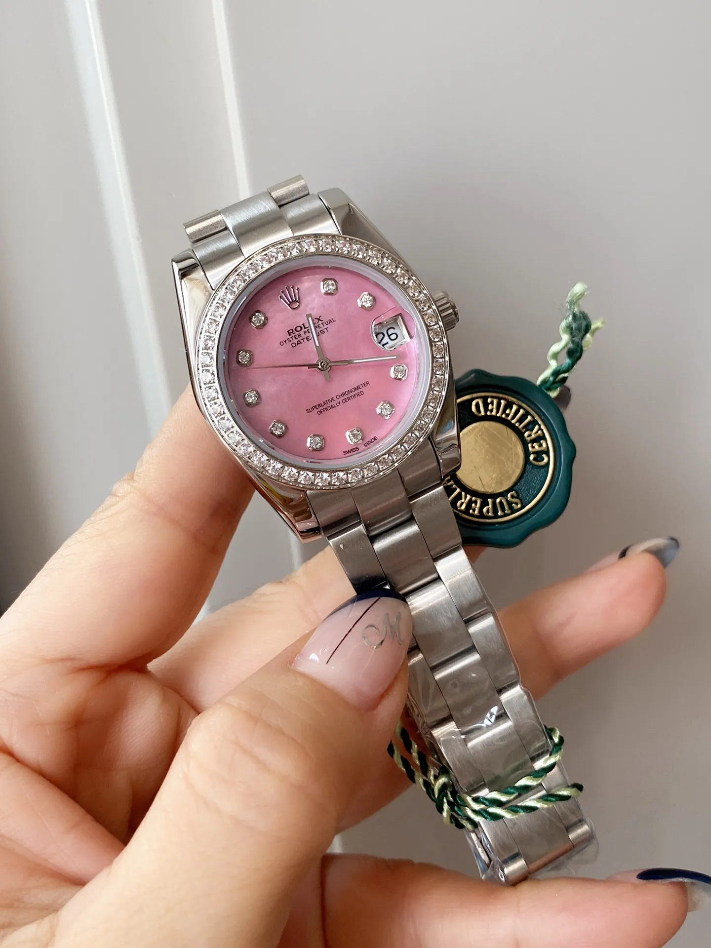 【Foreign trade import】💰840! The new Rolex Oyster is here, candy pearl oysters. Each one is so beautiful and charming, and it is no longer as old-fashioned as imagined. "Parallel bar" numerical displays are specially added at 3 o'clock, 6 o'clock and 9 o'clock on the dial. With the reduced size, the 31mm model is more eye-catching in the color of the dial! The unique and dynamic color scheme makes the new Oyster Perpetual more fashionable and youthful, making it lively! Rolex Calabash Oyster series, please choose your favorite color and be a domineering little woman