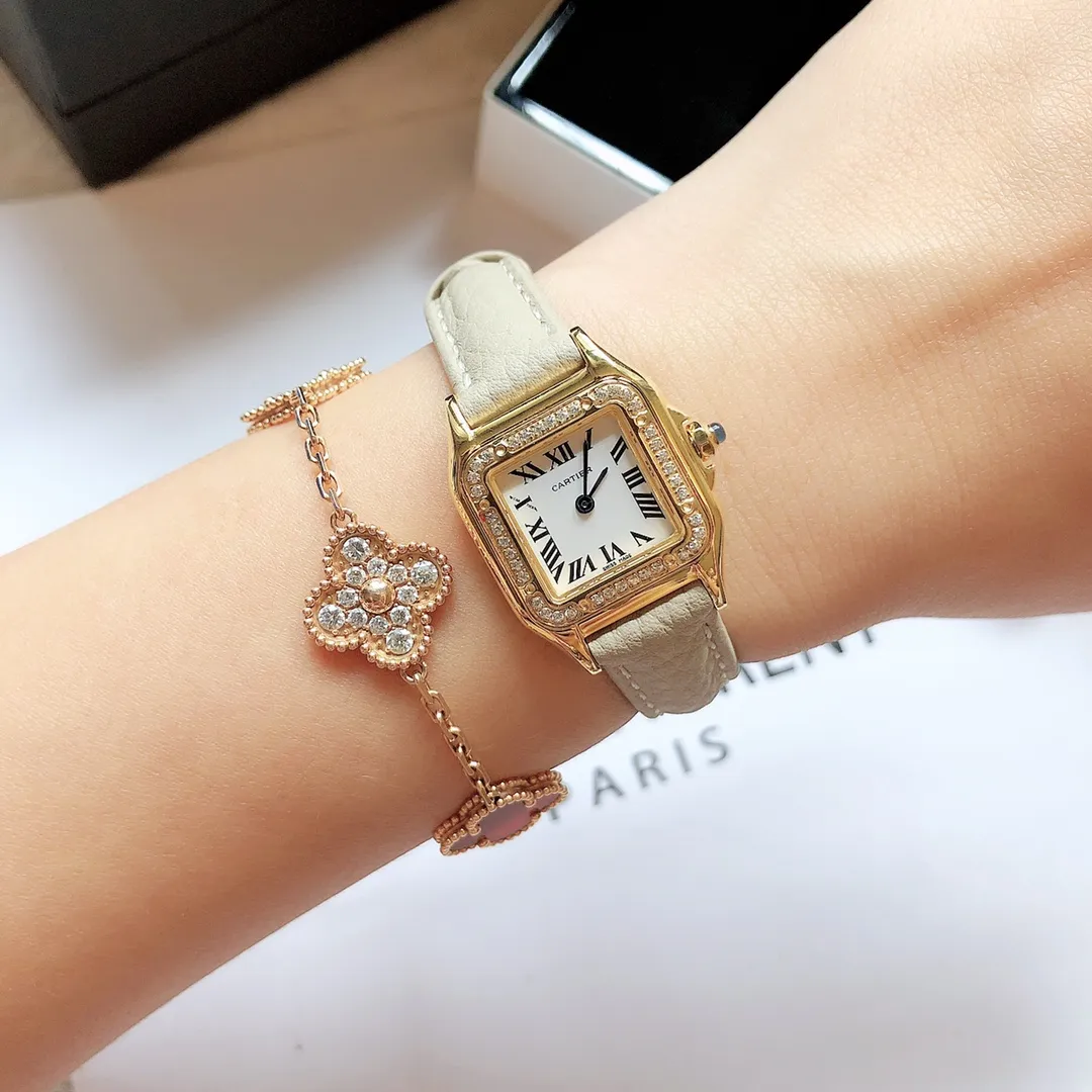 【Foreign trade import】💰1120! Cartier Panthère de Cartier cheetah watch, gorgeous and unruly, is the aesthetic style conveyed by Panthère de Cartier cheetah. Its lines are smooth, charming, soft and docile on the wrist, as if dancing on the skin. The unique shape highlights a mature, elegant, confident and attractive female image. The case is one-piece, 27mm medium size, equipped with original Swiss quartz movement, 316L stainless steel case, crown set with a synthetic blue spinel, silver-plated dial, sword-shaped blue steel hands