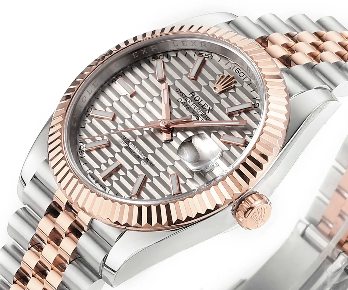 【High-end replica】💰1240! 【Customized all-in-one machine】💰1900! [Top replica] Private chat! ! ! The Rolex Datejust 41mm series creates a classic watch model. 1: The movement adopts Swiss 3235 movement. 2: In terms of material, the overall material is made of 904 steel. The curvature of the side of the case is polished in place, and the thickness of the side is consistent with the original. 3: Classic dog tooth collar. The platinum (electroplated) ring presents a radiant light effect that is extremely close to the original version, and the triangular pit pattern is clean and neat. 4: The watch mirror is made of real sapphire mirror, which increases the transparency of the watch. At the same time, it has been treated with anti-glare technology, making it very convenient to read watch data and has high hardness. 5: The only synchronous original thickness in the market is 11.5mm. This picture was taken in top reproduction quality!