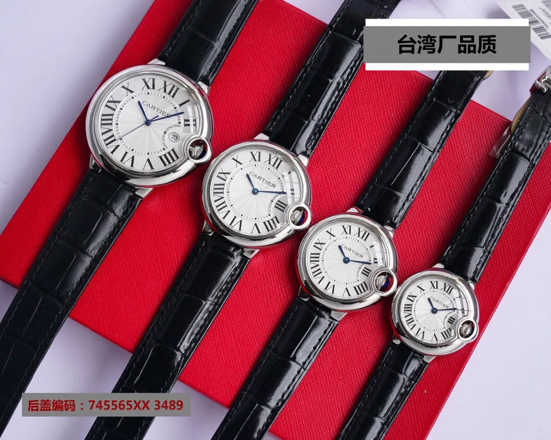 Taiwan factory blue balloon V12 version, 28-42 size combination picture, look for the bottom cover code 745565xx3489), this series of watches is famous for its delicate style and elegant style in the Cartier watchmaking industry. Of course, this watch must have such characteristics. The color of the stainless steel case makes the watch as light as a balloon, and the blue crown seems to have disobediently deviated from the original planned trajectory, like a playful couple. The Roman numerals on the dial look retro and deep, decorated with guilloche patterns and sword-shaped hands. The entire watch gives people a delicate and considerate feel. Isn’t this what couples need? Built-in: Japan's Citizen fully automatic machine, also with Swiss quartz, water drop (fish eye bubble) sapphire glass mirror, highly waterproof, burnt steel blue pointer color, curvature shape of the crown