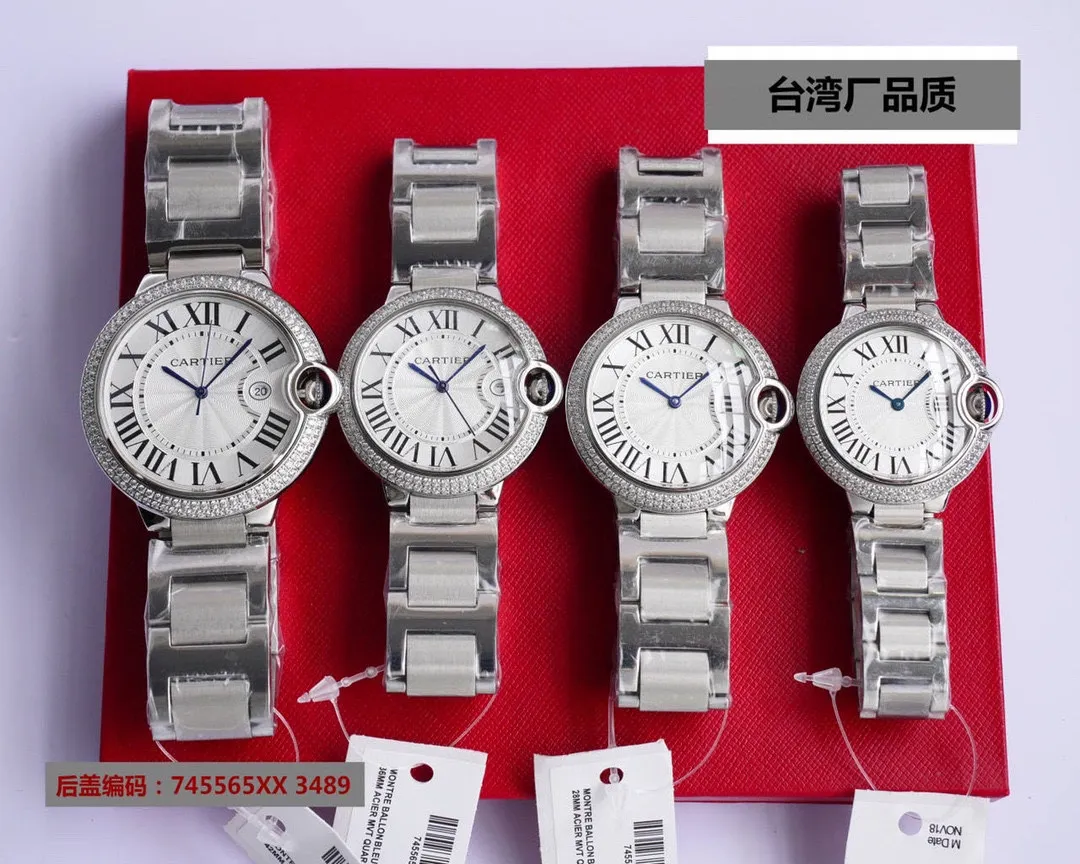 Taiwan factory blue balloon V12 version, 28-42 size combination picture, look for the bottom cover code 745565xx3489), this series of watches is famous for its delicate style and elegant style in the Cartier watchmaking industry. Of course, this watch must have such characteristics. The color of the stainless steel case makes the watch as light as a balloon, and the blue crown seems to have disobediently deviated from the original planned trajectory, like a playful couple. The Roman numerals on the dial look retro and deep, decorated with guilloche patterns and sword-shaped hands. The entire watch gives people a delicate and considerate feel. Isn’t this what couples need? Built-in: Japan's Citizen fully automatic machine, also with Swiss quartz, water drop (fish eye bubble) sapphire glass mirror, highly waterproof, burnt steel blue pointer color, curvature shape of the crown