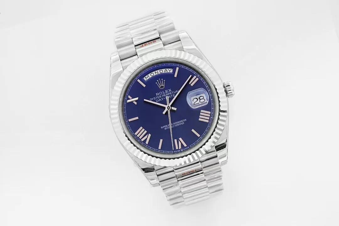 【High-end replica】💰1300! 【Top Replica】💰Private chat! Rolex Day-Date 40 [Upgraded to the new 3255 all-in-one machine] 1⃣️ Sapphire mirror, calendar 2.5x magnifying glass, the effect is synchronized with the original version. 2⃣️Oyster case structure, integrated middle case, screw-in bottom cover and winding crown. 3⃣️The structural dimensions and thickness are the same as the original ones, with a diameter of 40 mm and a thickness of 12 mm. 4⃣️ Equipped with 3255 integrated movement, the time adjustment, thickness and structure are synchronized with the original version. Picture shooting Wei's top replica real shot!