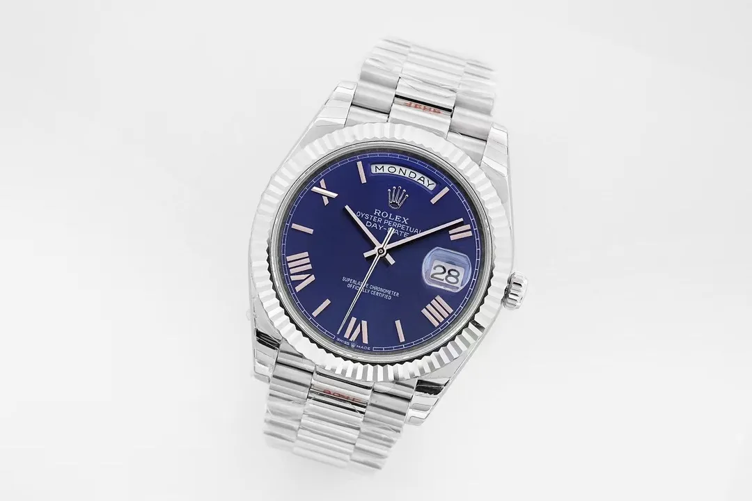 【High-end replica】💰1300! 【Top Replica】💰Private chat! Rolex Day-Date 40 [Upgraded to the new 3255 all-in-one machine] 1⃣️ Sapphire mirror, calendar 2.5x magnifying glass, the effect is synchronized with the original version. 2⃣️Oyster case structure, integrated middle case, screw-in bottom cover and winding crown. 3⃣️The structural dimensions and thickness are the same as the original ones, with a diameter of 40 mm and a thickness of 12 mm. 4⃣️ Equipped with 3255 integrated movement, the time adjustment, thickness and structure are synchronized with the original version. Picture shooting Wei's top replica real shot!