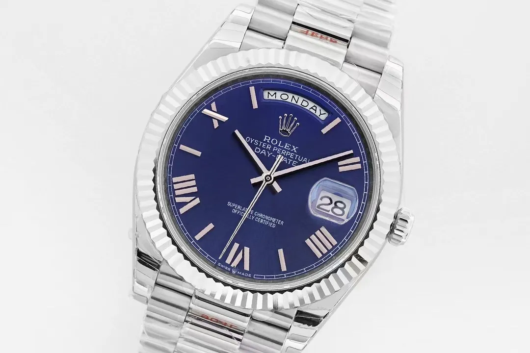 【High-end replica】💰1300! 【Top Replica】💰Private chat! Rolex Day-Date 40 [Upgraded to the new 3255 all-in-one machine] 1⃣️ Sapphire mirror, calendar 2.5x magnifying glass, the effect is synchronized with the original version. 2⃣️Oyster case structure, integrated middle case, screw-in bottom cover and winding crown. 3⃣️The structural dimensions and thickness are the same as the original ones, with a diameter of 40 mm and a thickness of 12 mm. 4⃣️ Equipped with 3255 integrated movement, the time adjustment, thickness and structure are synchronized with the original version. Picture shooting Wei's top replica real shot!