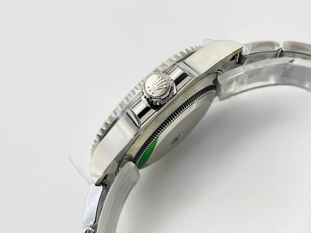[VS Factory2022 inherits the past and connects the future with the upgraded version of V2, creating a new era of water ghosts] One watch, one card and one code, filling the gap in the market. The most cost-effective Rolex Submariner 40MM watch is shockingly released! [Technical Advantages] 1⃣️The diameter is 40MM. The water ghost is equipped with a genuine substitute clean ring. The green ghost is emerald green and translucent, and the black ghost is as deep as ink. 2⃣️The literal radial pattern has a delicate gloss, the green color is consistent with the original product, almost zero color difference, the luminous filling is full, and the brightness is long-lasting. 3⃣️904 consumable steel is used to create a hard watch body, which is polished with craftsmanship from the inside to the outside. The case size data is perfectly restored and can be interchanged with genuine products. 4⃣️The strap is smooth and made of the same 904L. The details of the strap and buckle are chamfered and polished. It feels soft and comfortable and the operation is effortless. 5⃣️New generation 3135 movement, real KIF shock absorber, more reliable and stable. 6⃣️The waterproof performance is comparable to the genuine product - the screw-in outer ring, bottom cover and winding crown system, combined with the middle case, perfectly demonstrate the waterproof performance of the consumable watch case. VS has improved many shortcomings of past submariners, and also given a higher cost performance, benefiting the majority of watch lovers. VS Factory2022’s ingenious masterpiece welcomes all watch friends to taste it!