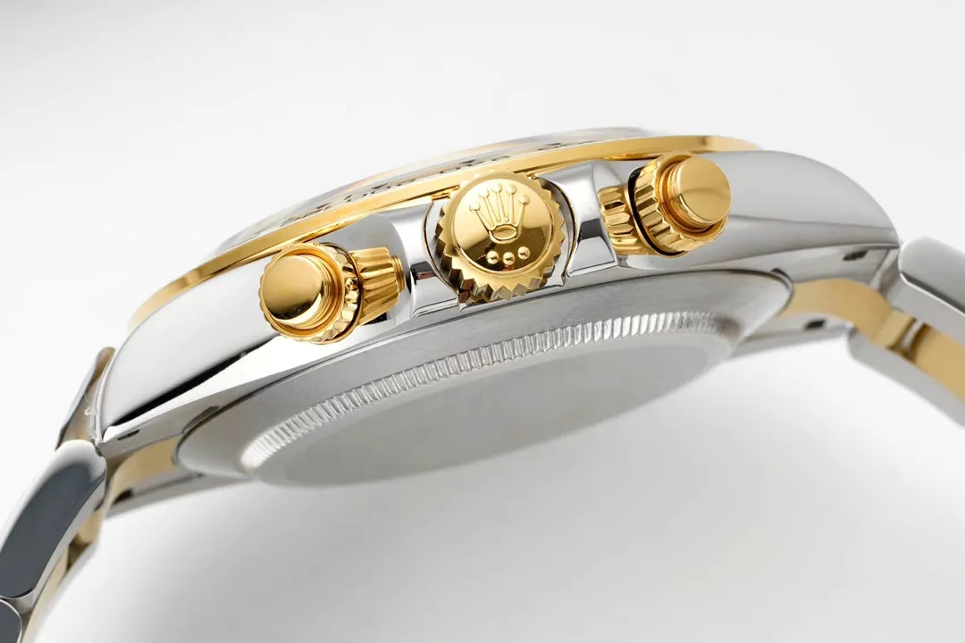 【Top replica】💰4500! Rolex Daytona is coming! A one-to-one replica of the original! All dials are carefully crafted and developed based on original genuine dials as templates! 904L fine steel 1:1 genuine replica manufacturing! Ultra-high precision polishing and detail processing! The bevel edge of the glass has the correct curvature, high transparency and good texture! The white steel scale ring and ceramic ring are oil-filled and electroplated with exquisite effects! Each one is literally an original genuine substitute dial! Unmatched by high imitations on the market! It is a special dial for k gold replica watches! The original luminous nails and hands have been successfully reproduced! Case and strap details! They are all authentic products! Different styles, different shell shapes, different connections! Every detail is in place! Make sure every style is correct! It is the only one on the market that truly does it with care!