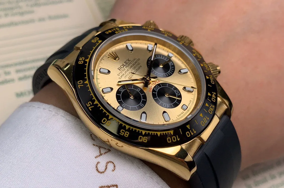 【High-end replica】💰970! Rolex Daytona series [Movement] A customized three-eye enlarged version of the fully automatic mechanical movement is used to make the distance between the three function dials the same as the original. [Case] ​​40mmX13mm deep black ceramic solid outer ring with scales (real ceramic technology, non-scratchable, never fade, texture consistent with the original) [Dial] The function dial font and the dial logo are superimposed and printed using a superimposed printing process. There will be a slight bulge when viewed from the side. The background texture of the disk has been filtered and corrected countless times to ensure that it is 100% consistent with the original. The Rolex metal LOGO on it is separately molded, and it can be compared to the original in terms of three-dimensionality and roundness. The easy-to-read Chroma light luminous display is equipped with long-lasting luminous material. [Mirror] Flat sapphire crystal glass is scratch-resistant, and the effect will never be ghosted, consistent with the original product. ⚠️⚠️ (Six-digit Rolex’s unique anti-counterfeiting mark, small crown👑) [Buckle] Made of imported 316 steel and polished from 1:1 parts. The inner side is sanded and corroded by the Rolex steel seal. The outer buckle safety ring is exactly the same as the genuine one. Perfect in every detail.