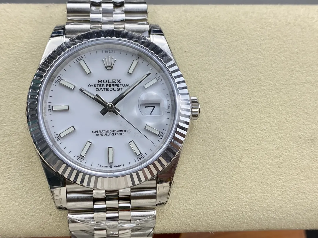 【High-end replica】💰1160! 【Customized all-in-one machine】💰1720! [Top replica] Private chat! ! ! The Rolex Datejust 41mm series creates a classic watch model. 1: The movement adopts Swiss 3235 movement. 2: In terms of material, the overall material is made of 904 steel. The curvature of the side of the case is polished in place, and the thickness of the side is consistent with the original. 3: Classic dog tooth collar. The platinum (electroplated) ring presents a radiant light effect that is extremely close to the original version, and the triangular pit pattern is clean and neat. 4: The watch mirror is made of real sapphire mirror, which increases the transparency of the watch. At the same time, it has been treated with anti-glare technology, making it very convenient to read watch data and has high hardness. 5: The only synchronous original thickness in the market is 11.5mm. This picture was taken in top reproduction quality!