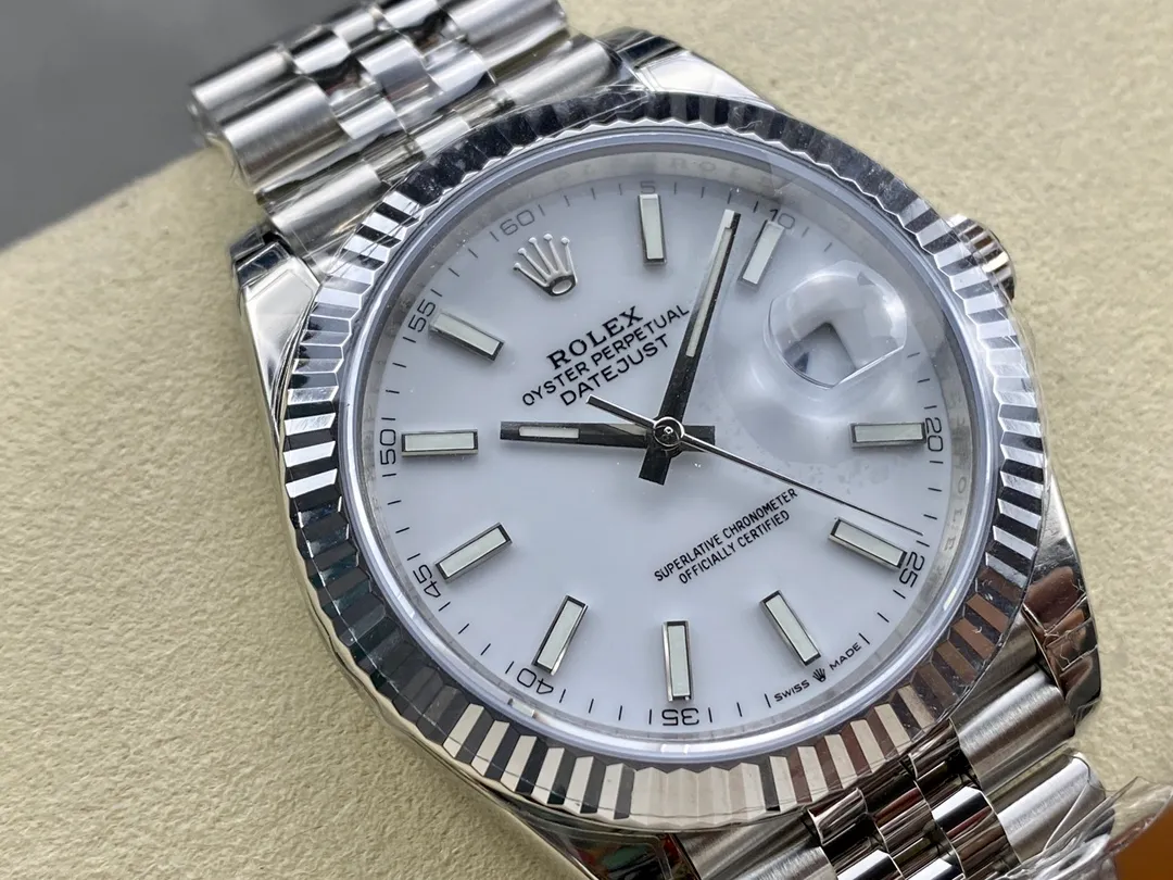 【High-end replica】💰1160! 【Customized all-in-one machine】💰1720! [Top replica] Private chat! ! ! The Rolex Datejust 41mm series creates a classic watch model. 1: The movement adopts Swiss 3235 movement. 2: In terms of material, the overall material is made of 904 steel. The curvature of the side of the case is polished in place, and the thickness of the side is consistent with the original. 3: Classic dog tooth collar. The platinum (electroplated) ring presents a radiant light effect that is extremely close to the original version, and the triangular pit pattern is clean and neat. 4: The watch mirror is made of real sapphire mirror, which increases the transparency of the watch. At the same time, it has been treated with anti-glare technology, making it very convenient to read watch data and has high hardness. 5: The only synchronous original thickness in the market is 11.5mm. This picture was taken in top reproduction quality!