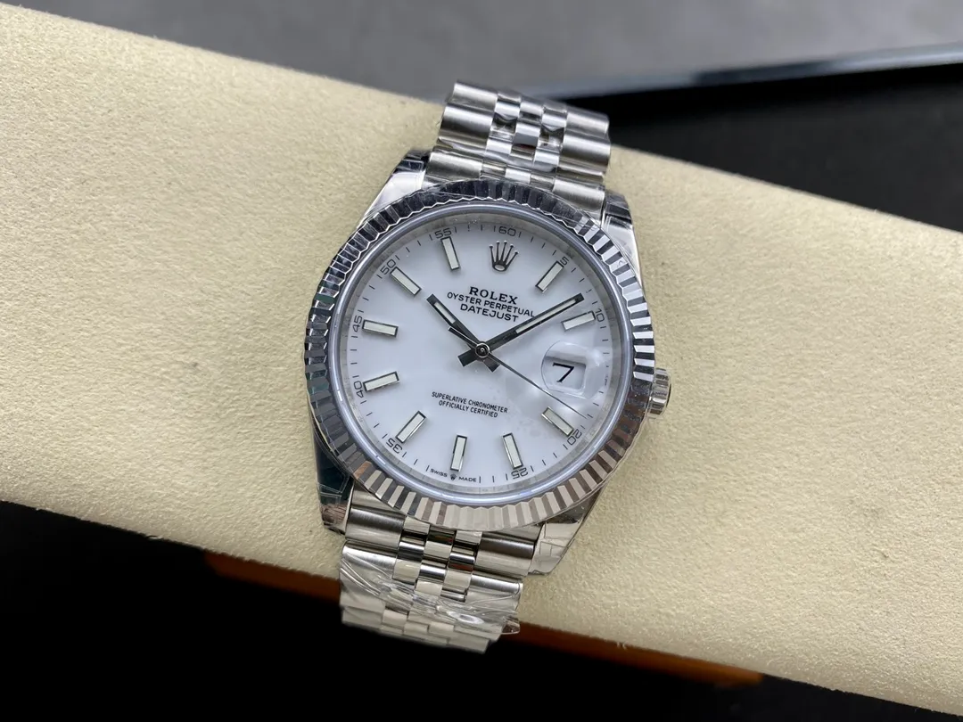 【High-end replica】💰1160! 【Customized all-in-one machine】💰1720! [Top replica] Private chat! ! ! The Rolex Datejust 41mm series creates a classic watch model. 1: The movement adopts Swiss 3235 movement. 2: In terms of material, the overall material is made of 904 steel. The curvature of the side of the case is polished in place, and the thickness of the side is consistent with the original. 3: Classic dog tooth collar. The platinum (electroplated) ring presents a radiant light effect that is extremely close to the original version, and the triangular pit pattern is clean and neat. 4: The watch mirror is made of real sapphire mirror, which increases the transparency of the watch. At the same time, it has been treated with anti-glare technology, making it very convenient to read watch data and has high hardness. 5: The only synchronous original thickness in the market is 11.5mm. This picture was taken in top reproduction quality!
