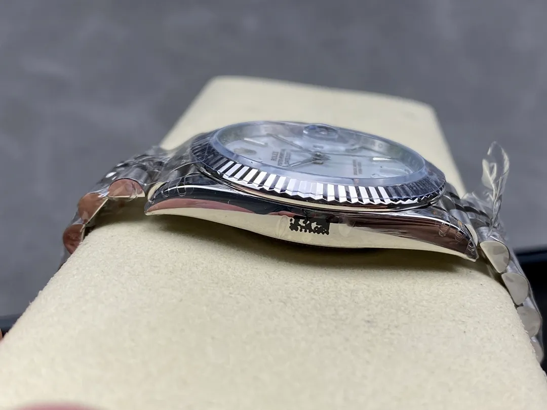 【High-end replica】💰1160! 【Customized all-in-one machine】💰1720! [Top replica] Private chat! ! ! The Rolex Datejust 41mm series creates a classic watch model. 1: The movement adopts Swiss 3235 movement. 2: In terms of material, the overall material is made of 904 steel. The curvature of the side of the case is polished in place, and the thickness of the side is consistent with the original. 3: Classic dog tooth collar. The platinum (electroplated) ring presents a radiant light effect that is extremely close to the original version, and the triangular pit pattern is clean and neat. 4: The watch mirror is made of real sapphire mirror, which increases the transparency of the watch. At the same time, it has been treated with anti-glare technology, making it very convenient to read watch data and has high hardness. 5: The only synchronous original thickness in the market is 11.5mm. This picture was taken in top reproduction quality!
