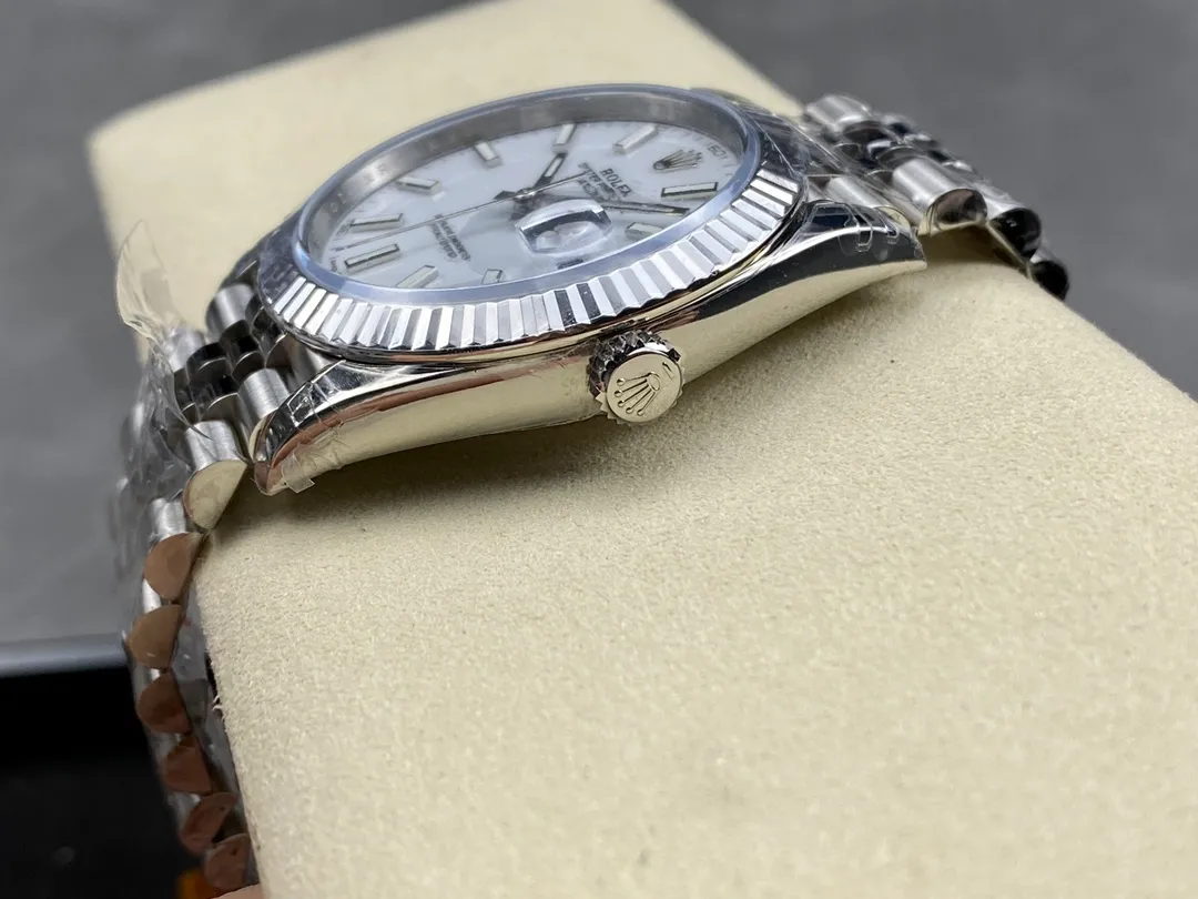 【High-end replica】💰1160! 【Customized all-in-one machine】💰1720! [Top replica] Private chat! ! ! The Rolex Datejust 41mm series creates a classic watch model. 1: The movement adopts Swiss 3235 movement. 2: In terms of material, the overall material is made of 904 steel. The curvature of the side of the case is polished in place, and the thickness of the side is consistent with the original. 3: Classic dog tooth collar. The platinum (electroplated) ring presents a radiant light effect that is extremely close to the original version, and the triangular pit pattern is clean and neat. 4: The watch mirror is made of real sapphire mirror, which increases the transparency of the watch. At the same time, it has been treated with anti-glare technology, making it very convenient to read watch data and has high hardness. 5: The only synchronous original thickness in the market is 11.5mm. This picture was taken in top reproduction quality!