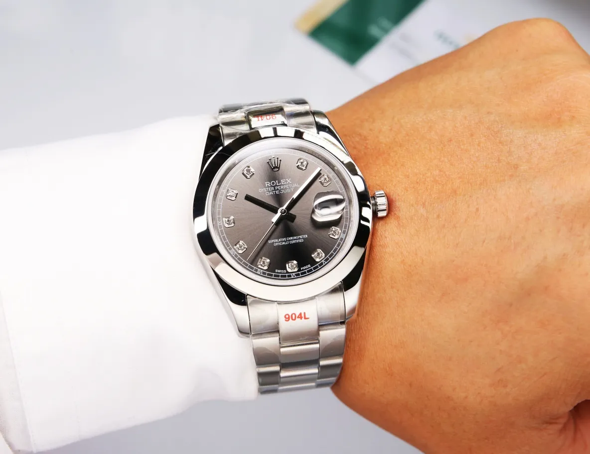 【High-end replica】💰1240! 【Customized all-in-one machine】💰1920! Taiwan factory makes strong comeback‼ ️‼ ️Outstanding work - Rolex Oyster Perpetual Datejust 41mm series watch, timeless elegance! Factory code: M126338... The 6-digit internal code is consistent with the card, and the entire set must be completed for return or exchange! [Oyster case, symbol of waterproofing] The diameter of the watch is 41mm, the thickness is consistent with the original, and the data is consistent with the genuine product 1. Classic Oyster case with triangular grooved outer ring 2. The handle adopts a screw-in design to restore the double buckle double waterproof system 3. Mirror material - anti-scratch blue crystal glass, anti-reflective convex magnification (2.5 times) calendar window [Strap details] Different watches are matched with different steel straps 1. Commemorative strap Jubilee Bracelet (five-bead belt) Material: stainless steel, commemorative type, five-row link 2. Oyster bracelet Oyster Bracelet (3-bead belt). Material: Stainless steel, head-shaped, semi-circular three-row link 3. Buckle type Folding buckle, concealed folding crown buckle [Movement] Using the exquisite and stable imported 9015 all-in-one mechanical movement, it is stable and simple, reserved, showy but not flattering, and long-lasting elegance! (Extreme reproduction requirements create high quality, playing with more than just concepts!) (Focus on original new machines) Focus is an attitude, produced by JH! The pictures were taken with a customized all-in-one machine!