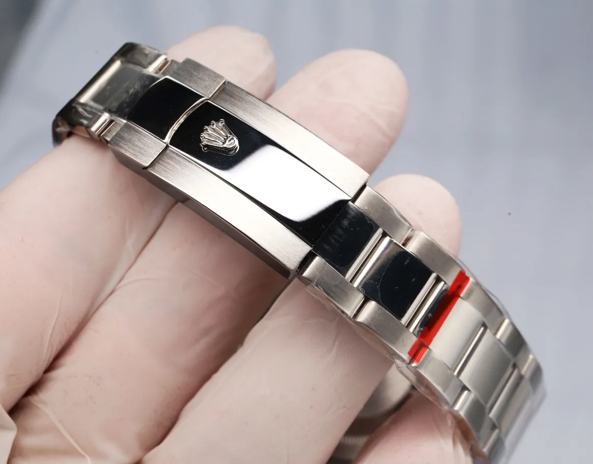 【High-end replica】💰1240! 【Customized all-in-one machine】💰1920! Taiwan factory makes strong comeback‼ ️‼ ️Outstanding work - Rolex Oyster Perpetual Datejust 41mm series watch, timeless elegance! Factory code: M126338... The 6-digit internal code is consistent with the card, and the entire set must be completed for return or exchange! [Oyster case, symbol of waterproofing] The diameter of the watch is 41mm, the thickness is consistent with the original, and the data is consistent with the genuine product 1. Classic Oyster case with triangular grooved outer ring 2. The handle adopts a screw-in design to restore the double buckle double waterproof system 3. Mirror material - anti-scratch blue crystal glass, anti-reflective convex magnification (2.5 times) calendar window [Strap details] Different watches are matched with different steel straps 1. Commemorative strap Jubilee Bracelet (five-bead belt) Material: stainless steel, commemorative type, five-row link 2. Oyster bracelet Oyster Bracelet (3-bead belt). Material: Stainless steel, head-shaped, semi-circular three-row link 3. Buckle type Folding buckle, concealed folding crown buckle [Movement] Using the exquisite and stable imported 9015 all-in-one mechanical movement, it is stable and simple, reserved, showy but not flattering, and long-lasting elegance! (Extreme reproduction requirements create high quality, playing with more than just concepts!) (Focus on original new machines) Focus is an attitude, produced by JH! The pictures were taken with a customized all-in-one machine!