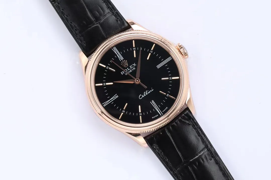 New product in 2023, EW Rolex Cellini Chrono 39 1⃣️ is equipped with 3132 automatic winding movement and has no redundant calendar files. 2⃣️Integrated middle case, screw-in bottom cover and winding crown. 3⃣️The structural dimensions and thickness are the same as the original ones, with a diameter of 39 mm and a thickness of 11.5 mm. 4⃣️Domed sapphire glass, top-notch Italian fully-wrapped cowhide leather straps, synchronizing the timing, thickness, and structure with the original.