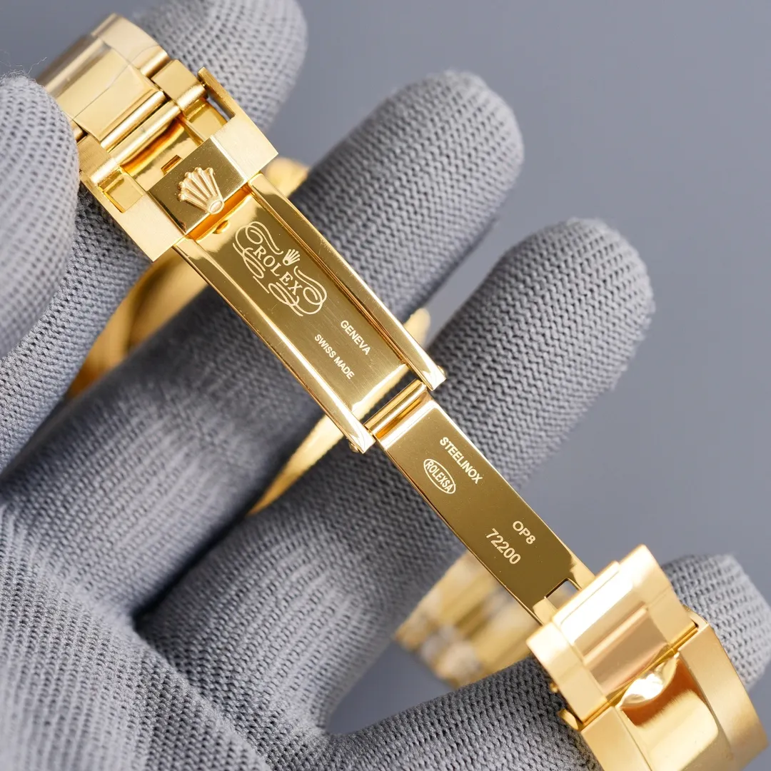 【Foreign trade import】💰2400! TT Factory August "Upgraded Version" 8⃣️🈷️Major Upgrade: The letter adopts the latest technology "self-priming" luminous technology. The brightness is twice that of the 2020 version. The color is corrected and the light is more durable. It is full of texture. Figure 5⃣️shown⚠️⚠️ Tt Factory deeply understands the customer's heart and creates high-quality, cost-effective watches with "craftsmanship". "Check every layer" and "lock tightly" just for you. Enjoy the charm on your wrist! ! ! [Rolex Cosmograph Daytona Series] [Movement] A customized three-eye enlarged version of the fully automatic mechanical movement is used to make the distance between the three function dials the same as the original. [Case] ​​40mmX13mm deep black ceramic solid outer ring with speed scale (real ceramic technology, non-scratchable, never fade, texture consistent with the original) [Dial] The function dial font and the dial logo are superimposed on the printing process, and there will be a slight bulge when viewed from the side. The background texture of the disk has been filtered and corrected countless times to ensure that it is 100% consistent with the original. The Rolex metal LOGO on it is separately molded, and it can be compared to the original in terms of three-dimensionality and roundness. The easy-to-read Chroma light luminous display is equipped with long-lasting luminous material. [Mirror] Flat sapphire crystal glass is scratch-resistant, and the effect will never be ghosted, consistent with the original product. ⚠️⚠️ (Six-digit Rolex’s unique anti-counterfeiting mark, small crown👑) [Buckle] Made of imported 316 steel and polished from 1:1 parts. The inner side is sanded and corroded by the Rolex steel seal. The external buckle safety ring is exactly the same as the original one. ⌚️⌚️ Produced by Tt factory, perfect in every detail.
