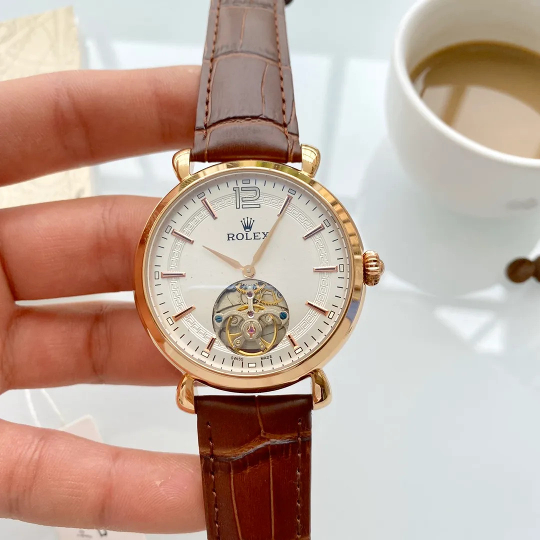 【Foreign Trade Import】💰1440! Rolex (extremely noble and wise work) [Flywheel design] 🔥Type: exquisite men's watch (more excellent) 🔥Strap: real cowhide strap (more durable) for real men 🔥Movement: super top mechanical movement (more stable) perpetual motion 🔥Material: mineral super mirror (more wear-resistant) Smart style, strong sense of thickness, special design, return with great reputation Size: 43mm in diameter, 12mm thick, smart launch! Welcome to reprint!