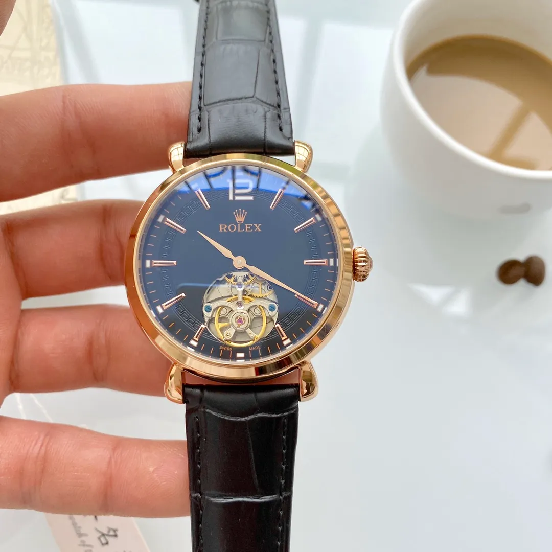 【Foreign Trade Import】💰1440! Rolex (extremely noble and wise work) [Flywheel design] 🔥Type: exquisite men's watch (more excellent) 🔥Strap: real cowhide strap (more durable) for real men 🔥Movement: super top mechanical movement (more stable) perpetual motion 🔥Material: mineral super mirror (more wear-resistant) Smart style, strong sense of thickness, special design, return with great reputation Size: 43mm in diameter, 12mm thick, smart launch! Welcome to reprint!