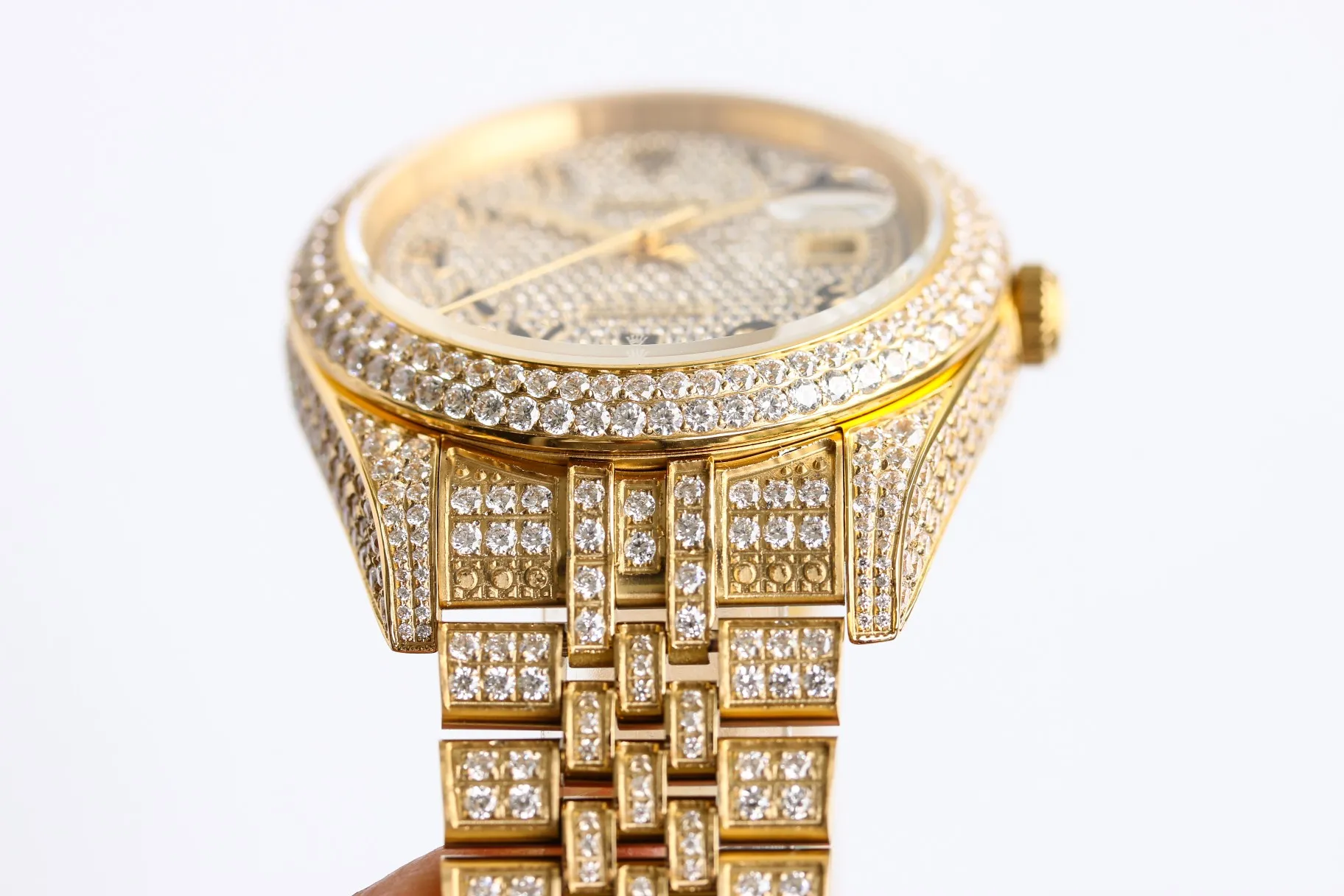 【Top Replica】💰Private chat! Rolex Diary Full Diamond Rich Edition Luxurious 18k Nano Technology! The entire shell and steel belt are inlaid with Swarovski crystal diamonds! (If diamonds fall out due to non-human factors within 5 years, they will be replenished free of charge), which makes the sparkling effect under the light even better! Brand new with 5 sets of full diamond steel belts! 41mm original size, using fully automatic imported mechanical 3255 movement, sapphire scratch-resistant glass mirror, 18k vacuum plating that will never fade, the best luxury recommendation for gift giving!