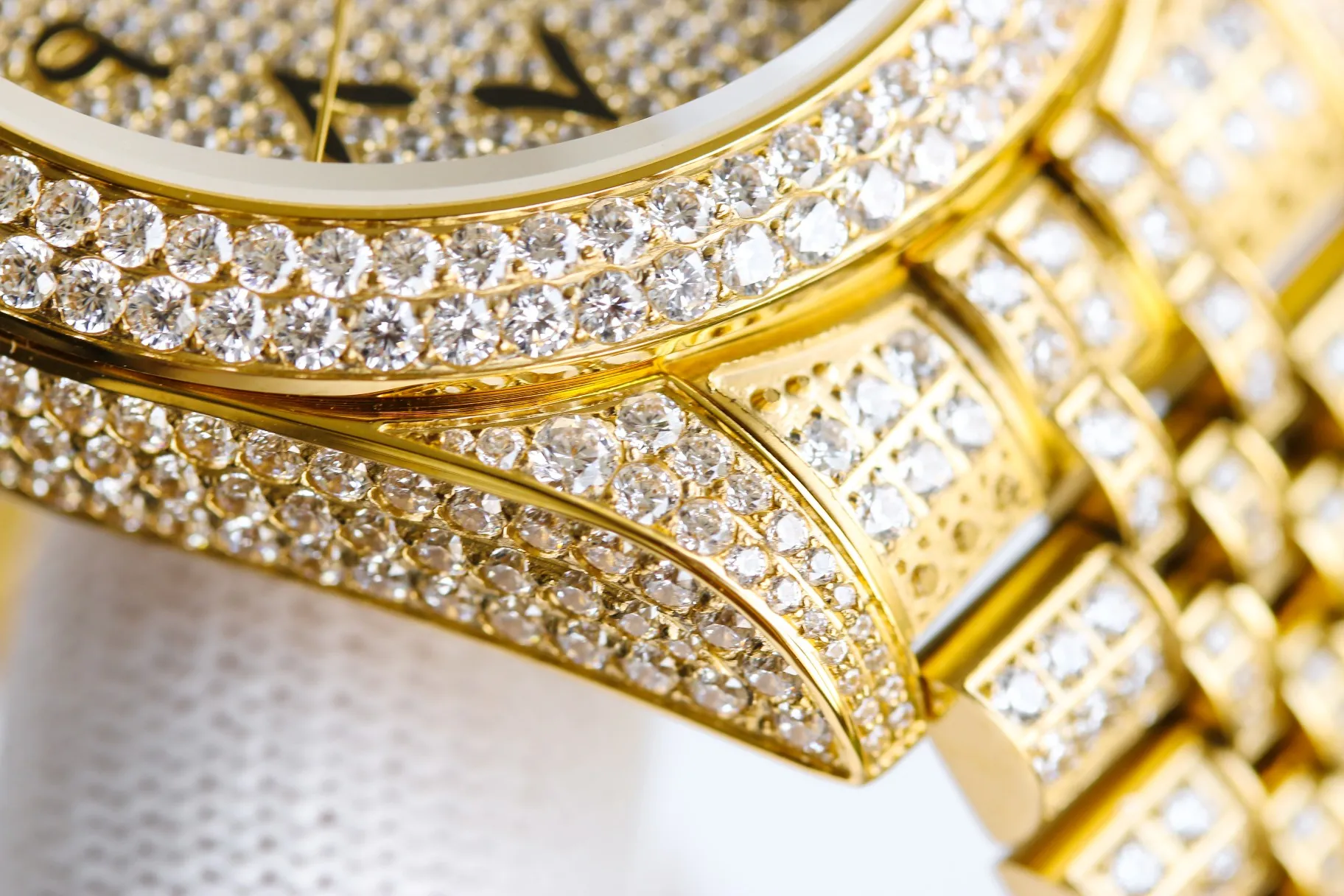 【Top Replica】💰Private chat! Rolex Diary Full Diamond Rich Edition Luxurious 18k Nano Technology! The entire shell and steel belt are inlaid with Swarovski crystal diamonds! (If diamonds fall out due to non-human factors within 5 years, they will be replenished free of charge), which makes the sparkling effect under the light even better! Brand new with 5 sets of full diamond steel belts! 41mm original size, using fully automatic imported mechanical 3255 movement, sapphire scratch-resistant glass mirror, 18k vacuum plating that will never fade, the best luxury recommendation for gift giving!