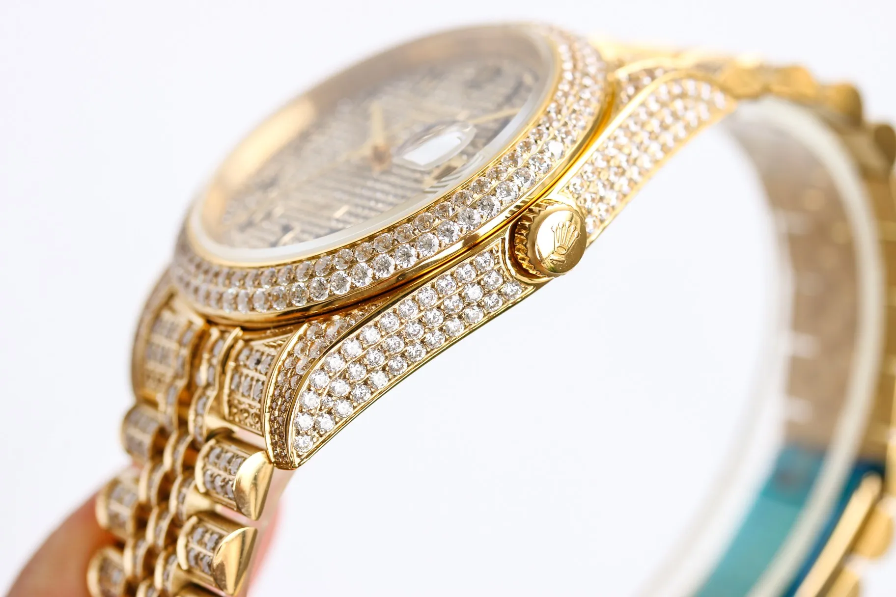 【Top Replica】💰Private chat! Rolex Diary Full Diamond Rich Edition Luxurious 18k Nano Technology! The entire shell and steel belt are inlaid with Swarovski crystal diamonds! (If diamonds fall out due to non-human factors within 5 years, they will be replenished free of charge), which makes the sparkling effect under the light even better! Brand new with 5 sets of full diamond steel belts! 41mm original size, using fully automatic imported mechanical 3255 movement, sapphire scratch-resistant glass mirror, 18k vacuum plating that will never fade, the best luxury recommendation for gift giving!