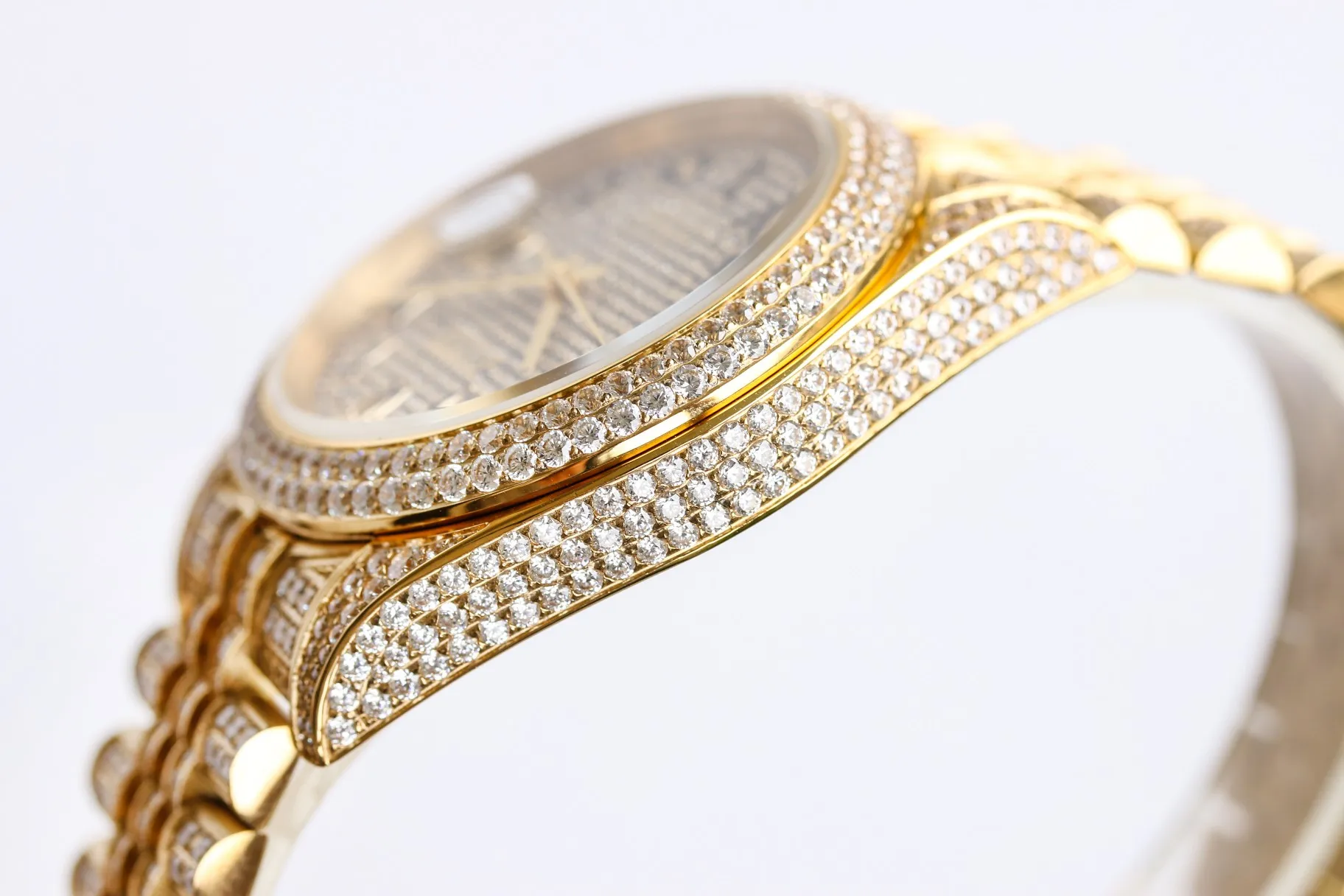 【Top Replica】💰Private chat! Rolex Diary Full Diamond Rich Edition Luxurious 18k Nano Technology! The entire shell and steel belt are inlaid with Swarovski crystal diamonds! (If diamonds fall out due to non-human factors within 5 years, they will be replenished free of charge), which makes the sparkling effect under the light even better! Brand new with 5 sets of full diamond steel belts! 41mm original size, using fully automatic imported mechanical 3255 movement, sapphire scratch-resistant glass mirror, 18k vacuum plating that will never fade, the best luxury recommendation for gift giving!