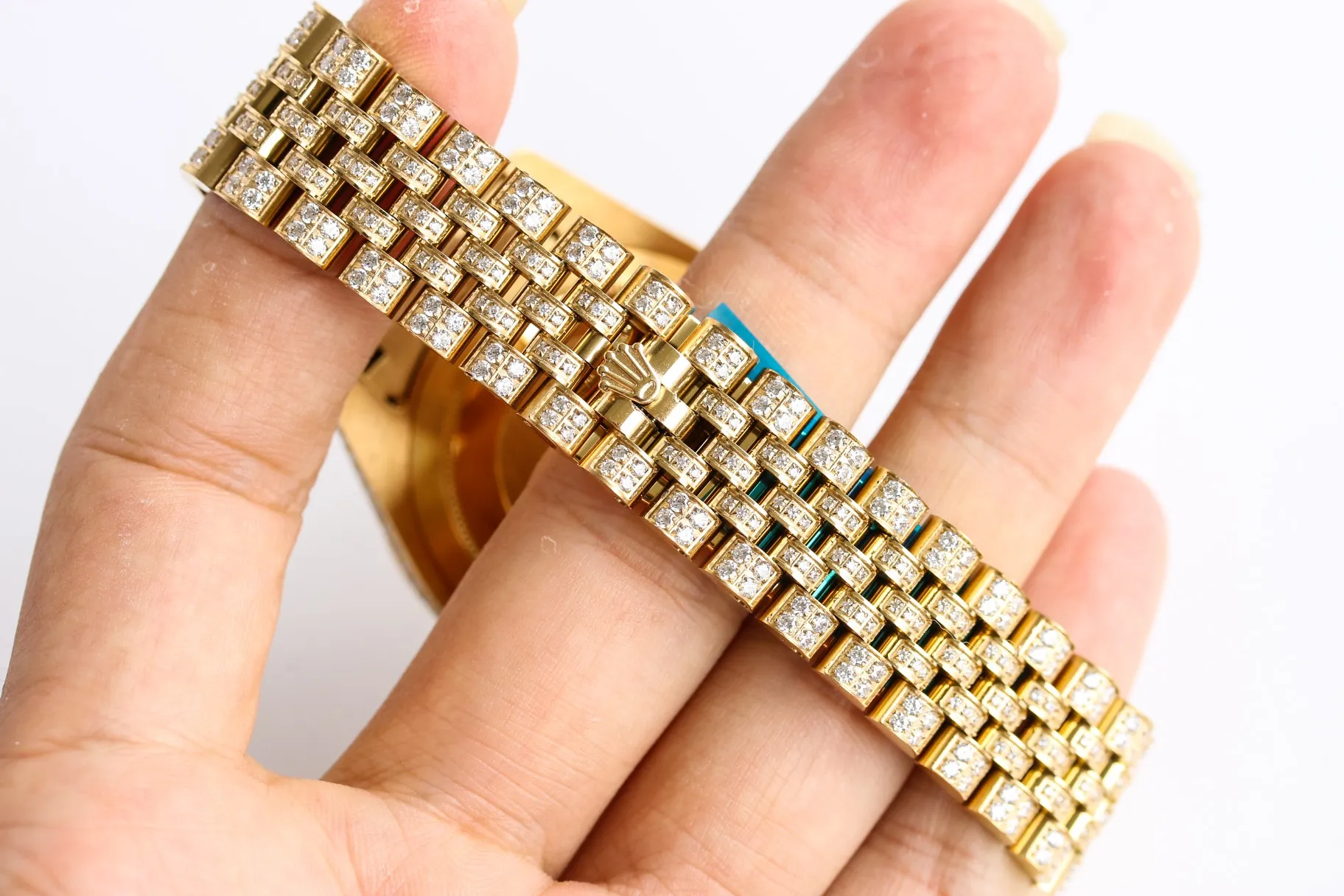 【Top Replica】💰Private chat! Rolex Diary Full Diamond Rich Edition Luxurious 18k Nano Technology! The entire shell and steel belt are inlaid with Swarovski crystal diamonds! (If diamonds fall out due to non-human factors within 5 years, they will be replenished free of charge), which makes the sparkling effect under the light even better! Brand new with 5 sets of full diamond steel belts! 41mm original size, using fully automatic imported mechanical 3255 movement, sapphire scratch-resistant glass mirror, 18k vacuum plating that will never fade, the best luxury recommendation for gift giving!