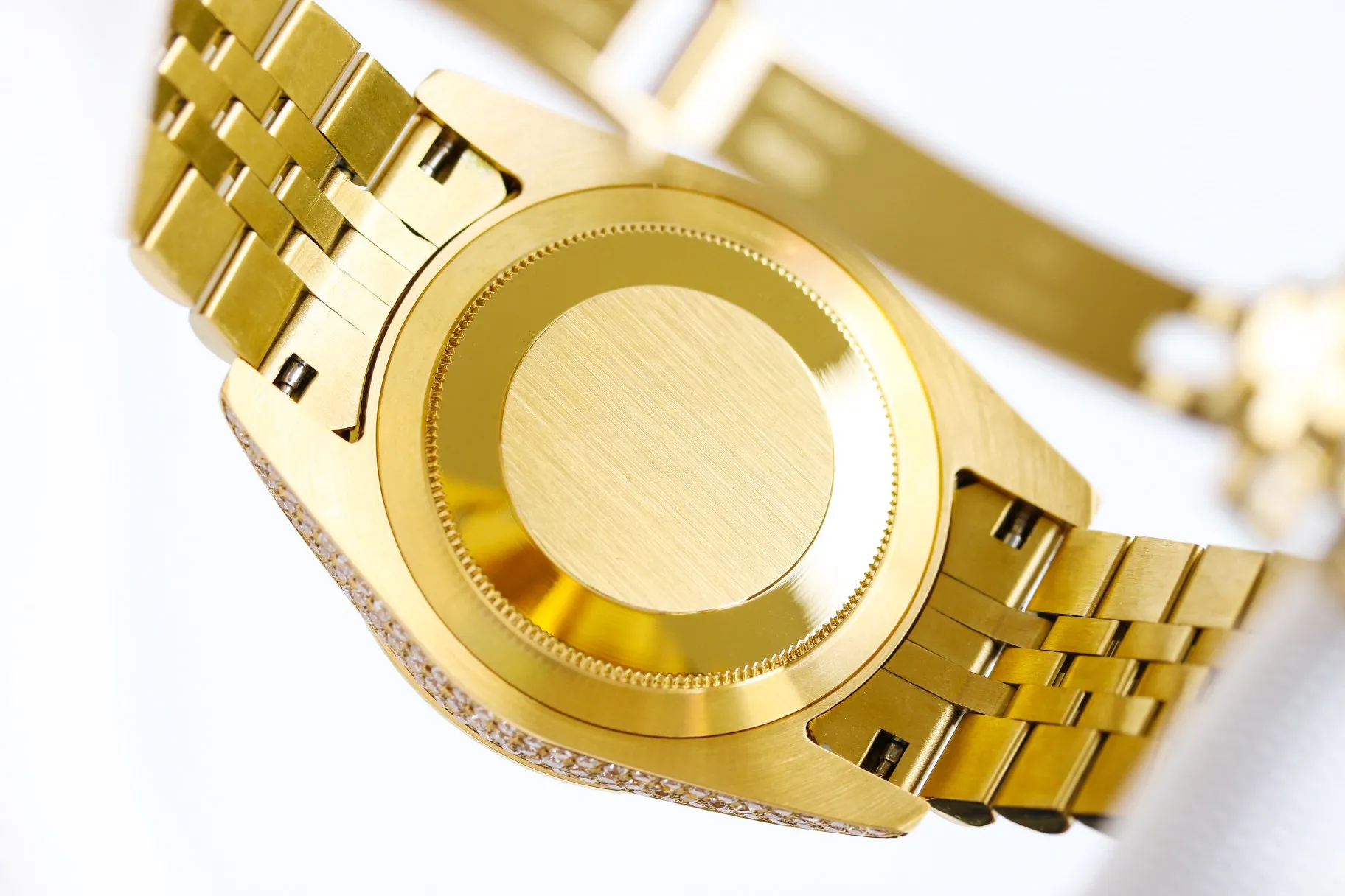 【Top Replica】💰Private chat! Rolex Diary Full Diamond Rich Edition Luxurious 18k Nano Technology! The entire shell and steel belt are inlaid with Swarovski crystal diamonds! (If diamonds fall out due to non-human factors within 5 years, they will be replenished free of charge), which makes the sparkling effect under the light even better! Brand new with 5 sets of full diamond steel belts! 41mm original size, using fully automatic imported mechanical 3255 movement, sapphire scratch-resistant glass mirror, 18k vacuum plating that will never fade, the best luxury recommendation for gift giving!