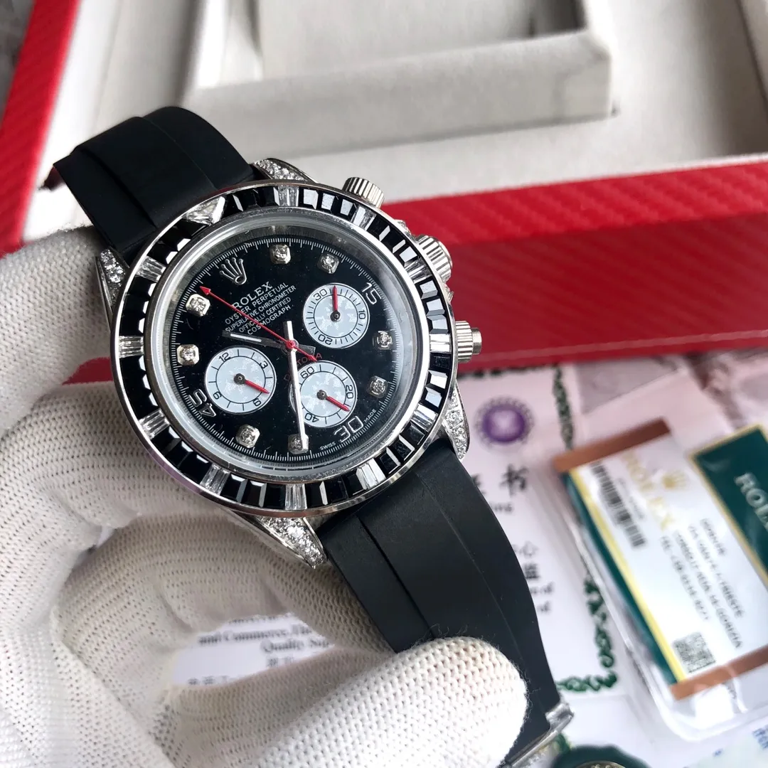 【Customized all-in-one machine】💰1720! Rolex-Rolex Cosmograph-Colored Diamond Daytona Series Colored diamonds are back in stock. Extreme details. Strict requirements to create high-quality products. Always pursue quality workmanship. The original color diamonds are exactly the same. They will never fade. They are different from ordinary cases in the market. Create new high quality. Equipped with fully automatic imported 9015 all-in-one mechanical movement. Size 42mm. Sapphire mirror. Original color diamonds. Stainless steel wire drawing with original safety buckle. ✈️✈️✈️