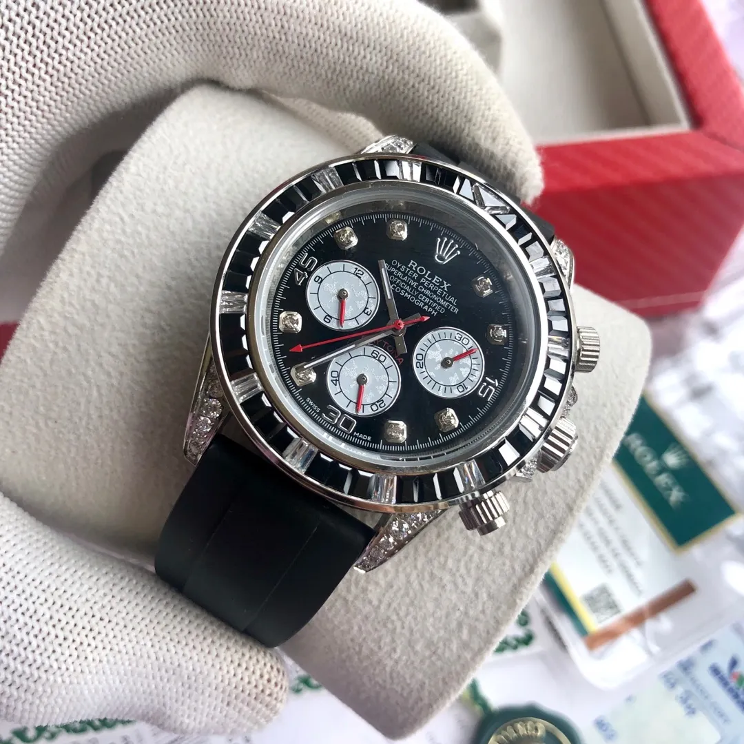 【Customized all-in-one machine】💰1720! Rolex-Rolex Cosmograph-Colored Diamond Daytona Series Colored diamonds are back in stock. Extreme details. Strict requirements to create high-quality products. Always pursue quality workmanship. The original color diamonds are exactly the same. They will never fade. They are different from ordinary cases in the market. Create new high quality. Equipped with fully automatic imported 9015 all-in-one mechanical movement. Size 42mm. Sapphire mirror. Original color diamonds. Stainless steel wire drawing with original safety buckle. ✈️✈️✈️