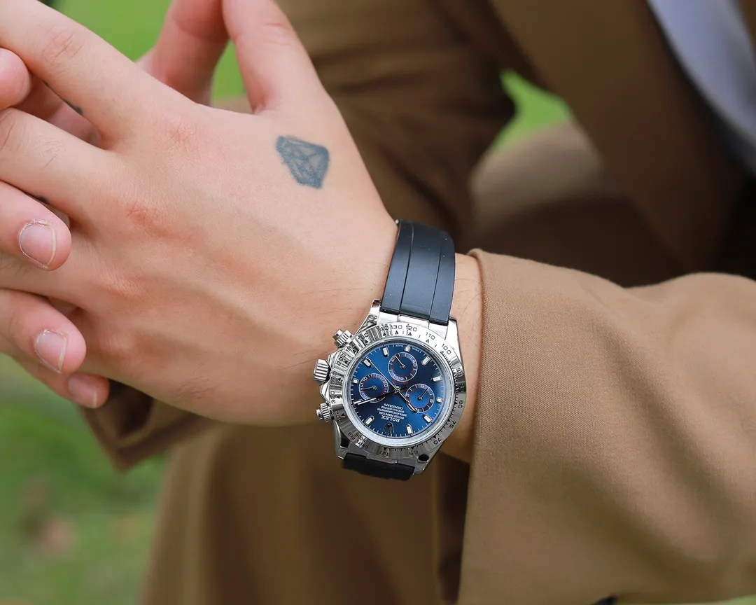 【Foreign Trade Import】💰1720! Rolex Daytona Series [Movement] A customized three-eye enlarged version of the fully automatic mechanical movement is used to ensure that the distance between the three function dials is consistent with the genuine product. [Case] ​​40mmX13mm deep black ceramic solid outer ring with tachymeter scale (made of real ceramic technology, non-scratchable, never faded, texture consistent with the genuine product) [Dial] Function dial fonts and dial logos are superimposed and printed using a superimposed printing process. There will be a slight bulge when viewed from the side. The background texture of the disk has been filtered and corrected countless times to ensure that it is 100% consistent with the original. The Rolex metal LOGO on it is separately molded, and it can be compared to the original in terms of three-dimensionality and roundness. The easy-to-read Chroma light luminous display is equipped with long-lasting luminous material. [Mirror] Flat sapphire crystal glass is scratch-resistant, and the effect will never be ghosted, consistent with the original product. ⚠️⚠️ (Six-digit Rolex's unique anti-counterfeiting mark, small crown👑) [Buckle] Made of imported 316 steel and polished from 1:1 parts. The inner side is sanded and corroded by the Rolex steel seal. The external buckle safety ring is exactly the same as the original one. ⌚️⌚️ Produced by Tt Factory, perfect in every detail.