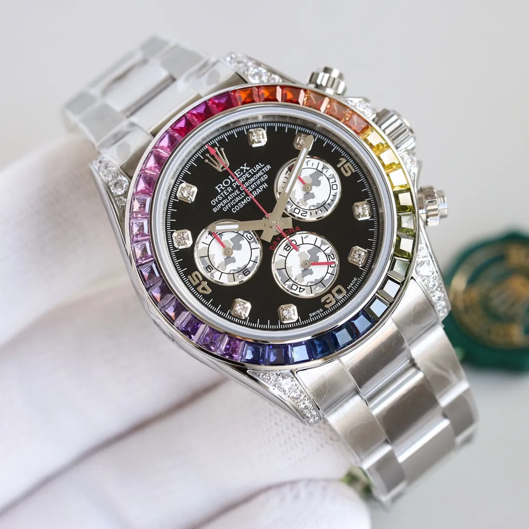 【Top replica】💰4500! Rolex Daytona Rainbow! "The late rainbow slants, the sun fills the sky, and half of the mountains and rivers are stained by rain." The pure black dial is like a dusk background, which highlights the colorful rainbow scales on the dial and outer ring, while the diamonds on the lugs and shoulder guards are like raindrops, with a shiny and translucent texture. Compared with the first generation, this year’s new Rainbow Di has three main shell changes, namely dial scale, pointer color and case material! In the second generation, Rolex removed the large square diamond scales and replaced them with bar-shaped gemstone scales. What’s even more valuable is that the arrangement of these gemstone scales also shows a gradient effect, and corresponds one-to-one with the color of the gradient gemstones on the outer ring. The "Second Generation Rainbow Daytona" watch case and strap are made of 316L fine steel and polished. Each case is fully CNC processed with all details, and then polished and inspected manually. The workmanship is fine, and the ring angle, gem size, quantity, color and professional The counter has the same rainbow gradient effect. The literal K movement adopts 7750. The thickness is 13m. The timing function is synchronized with the counter. The strap is equipped with an Oyster safety buckle to prevent accidental opening. This elegant solid link strap is comfortable to wear and very easy to operate! The biggest feature of this watch is the colorful gems on the bezel and the twelve colored diamond scales on the face. The color gradient effect corresponds one to one. These gems shine with red, orange, yellow, green, blue, purple and other colorful colors, just like adding graceful and varied colors. Rolex carefully selected exquisite and exquisite gems, and combined them together to give the watch a strange brilliance.